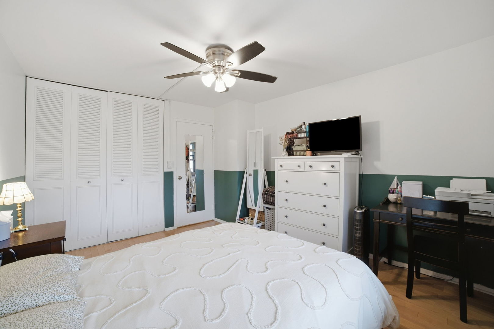 555 W Cornelia Avenue Unit: 1002