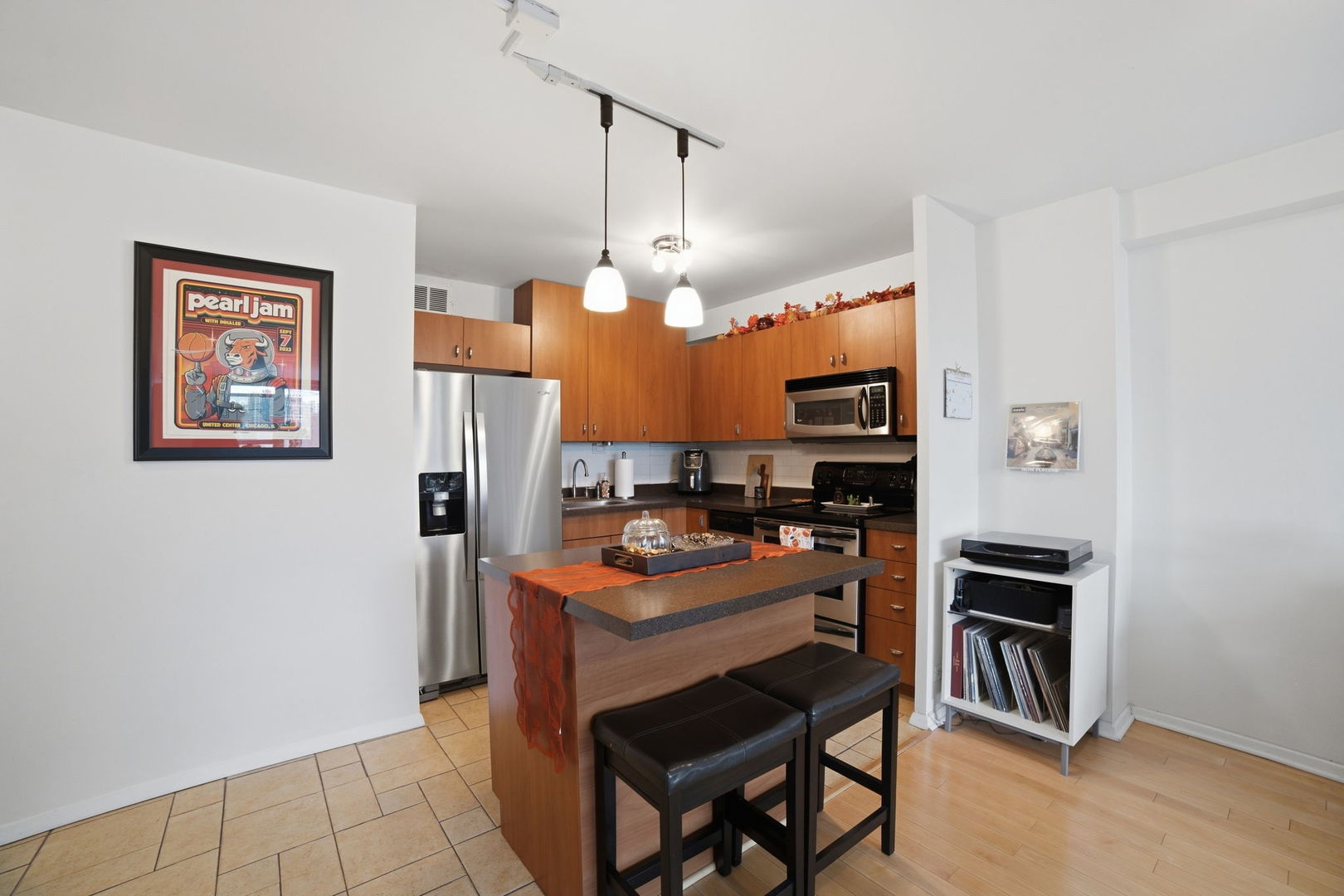 555 W Cornelia Avenue Unit: 1002
