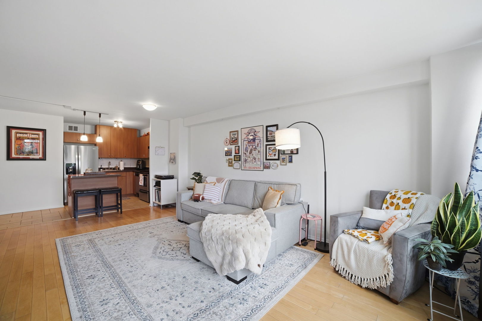 555 W Cornelia Avenue Unit: 1002