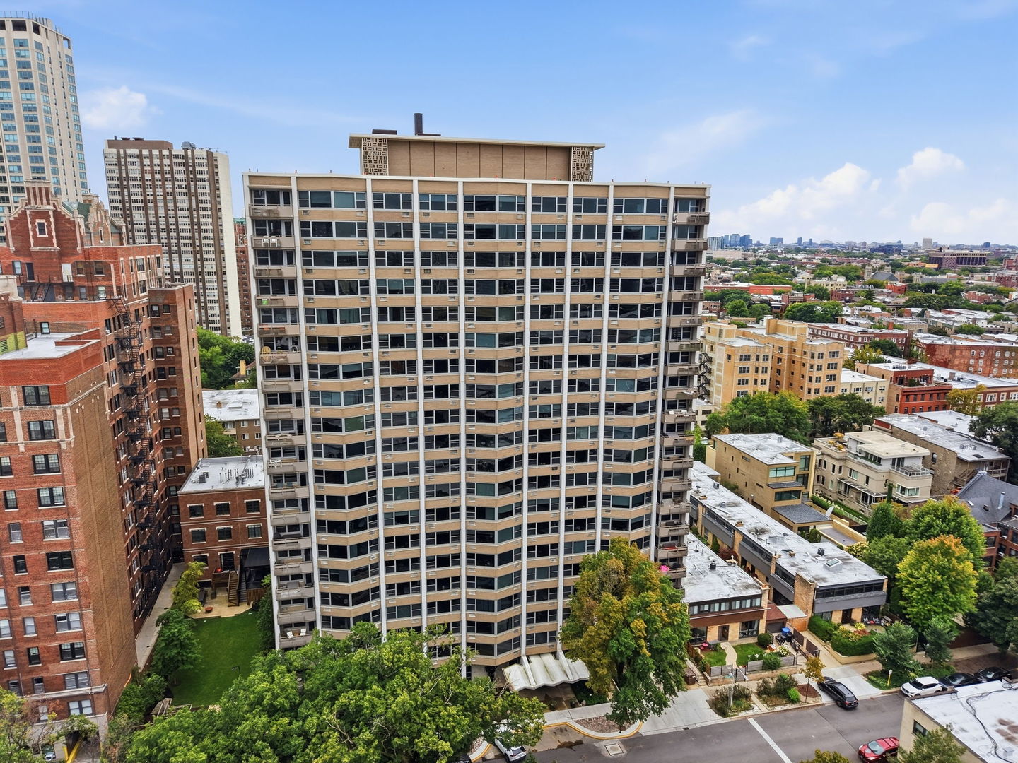 555 W Cornelia Avenue Unit: 1002