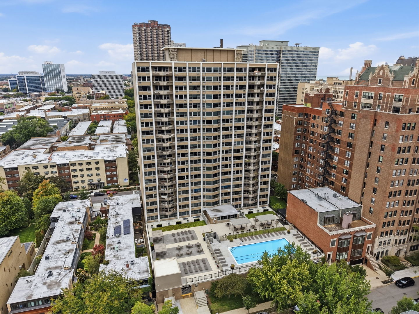 555 W Cornelia Avenue Unit: 1002