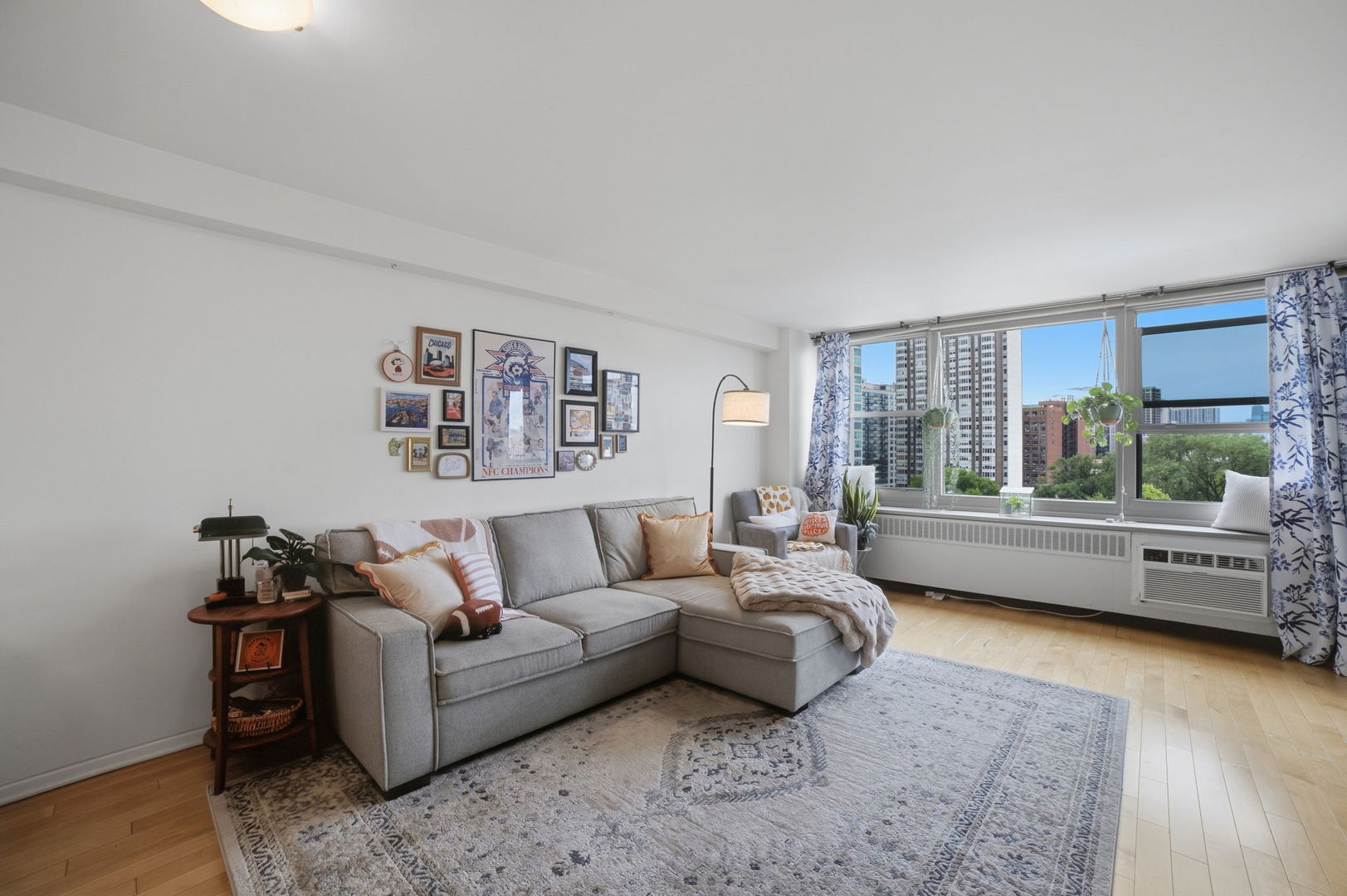 555 W Cornelia Avenue Unit: 1002