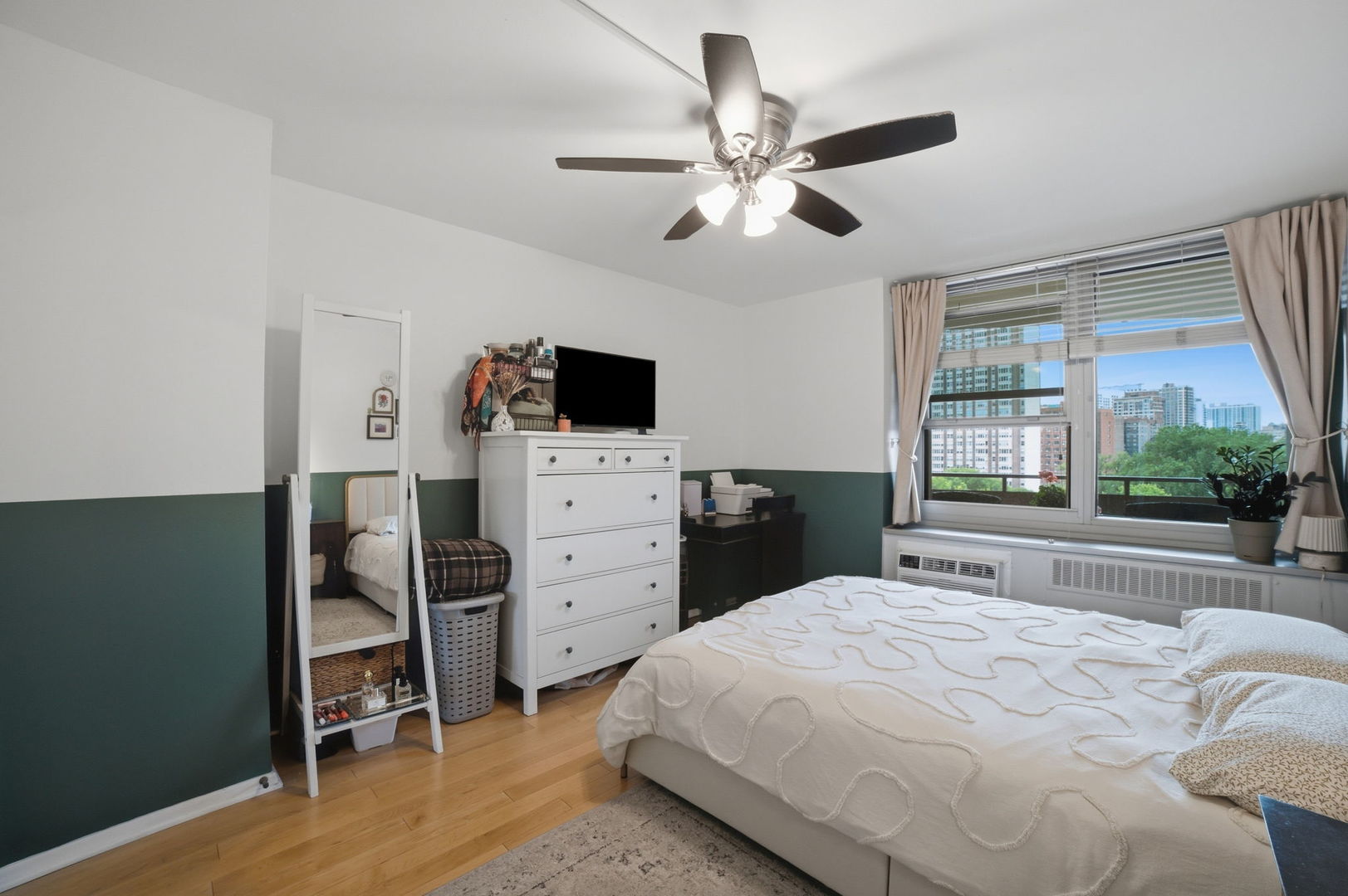 555 W Cornelia Avenue Unit: 1002