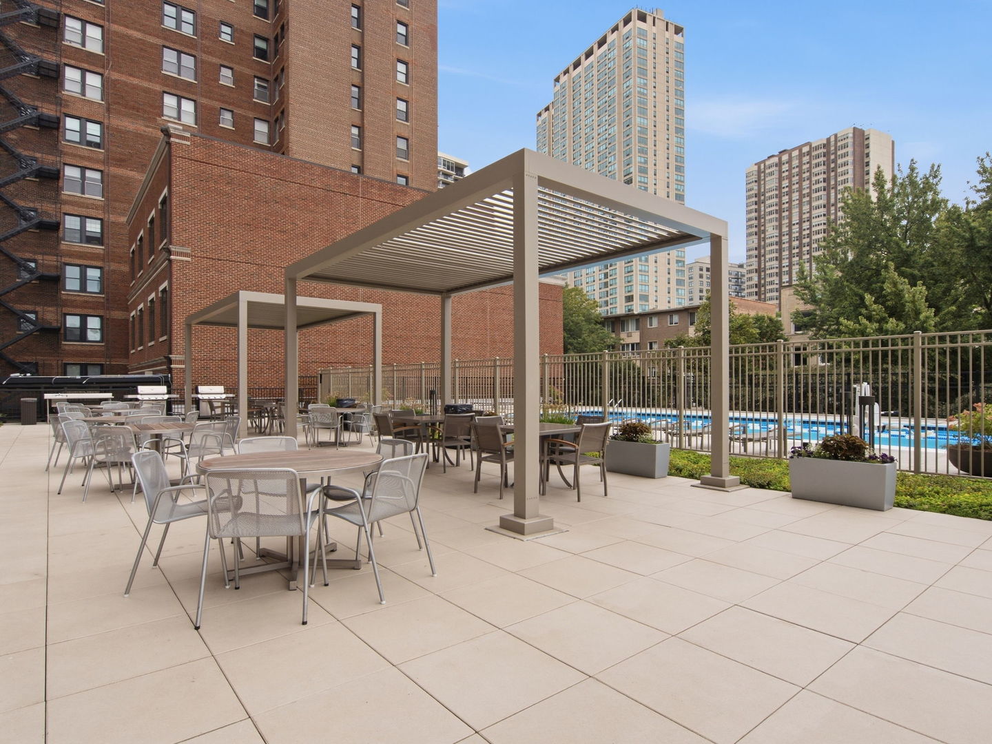 555 W Cornelia Avenue Unit: 1002