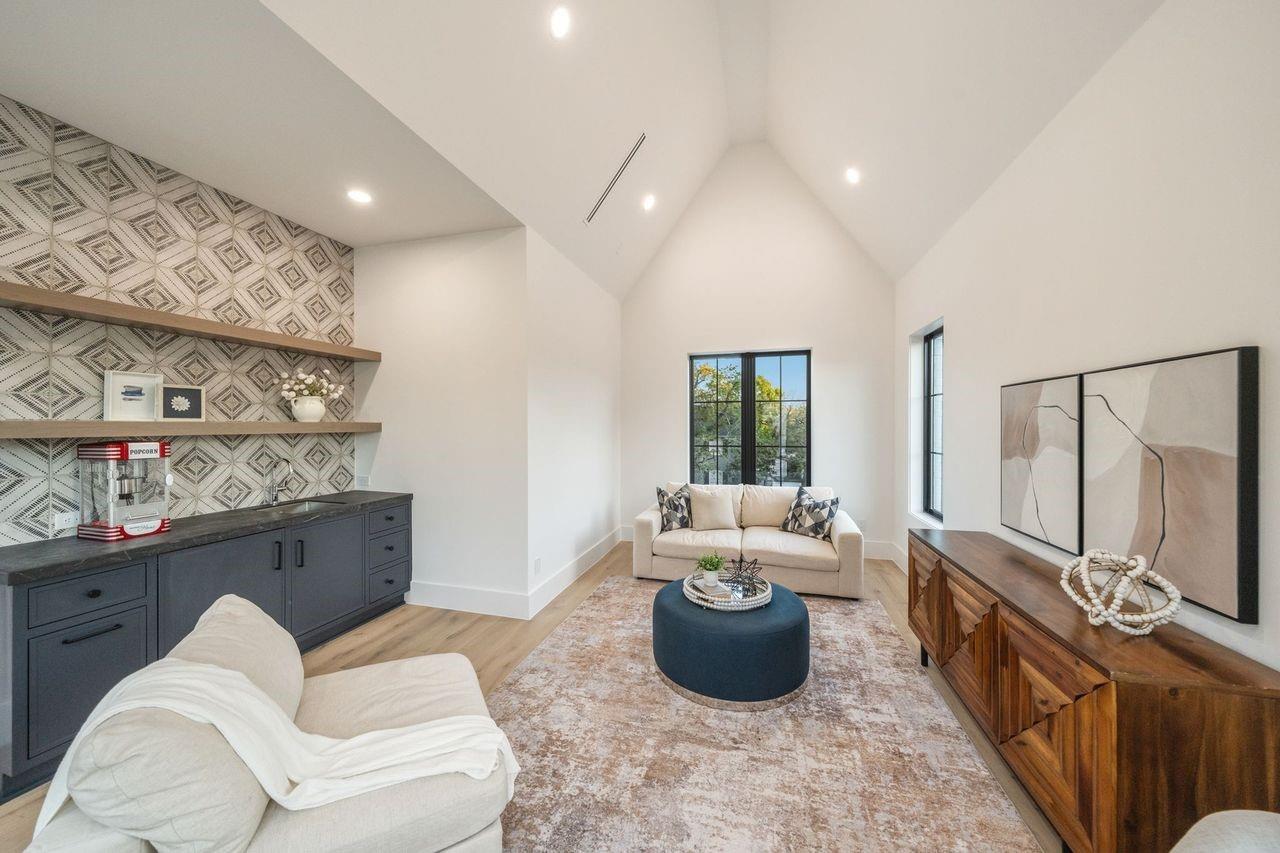 2538 Addison Road
