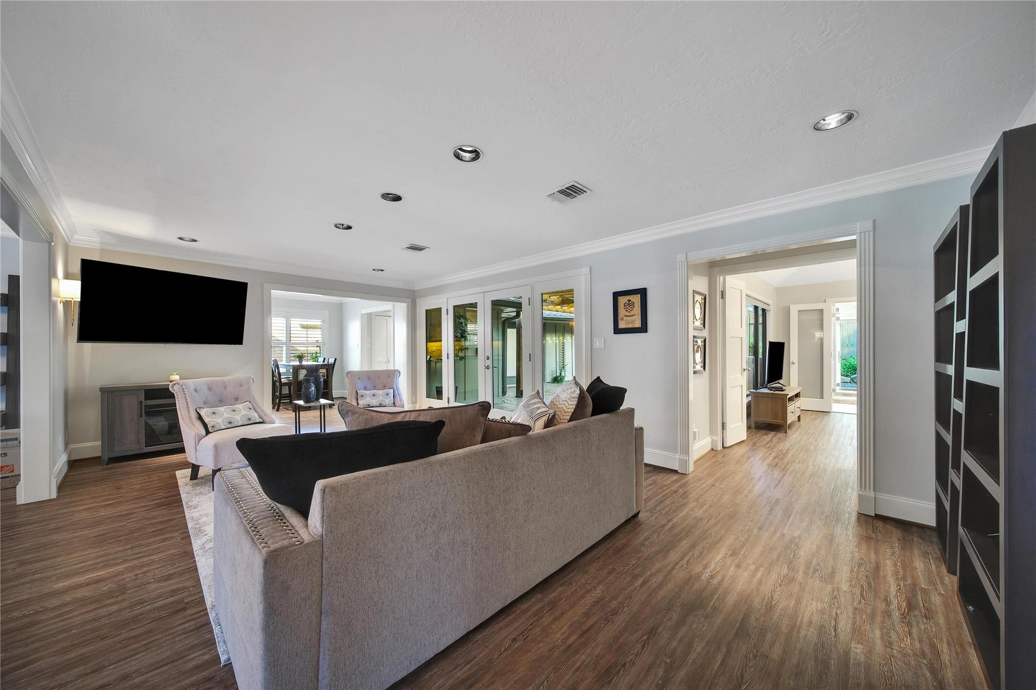 1010 Chamboard Lane