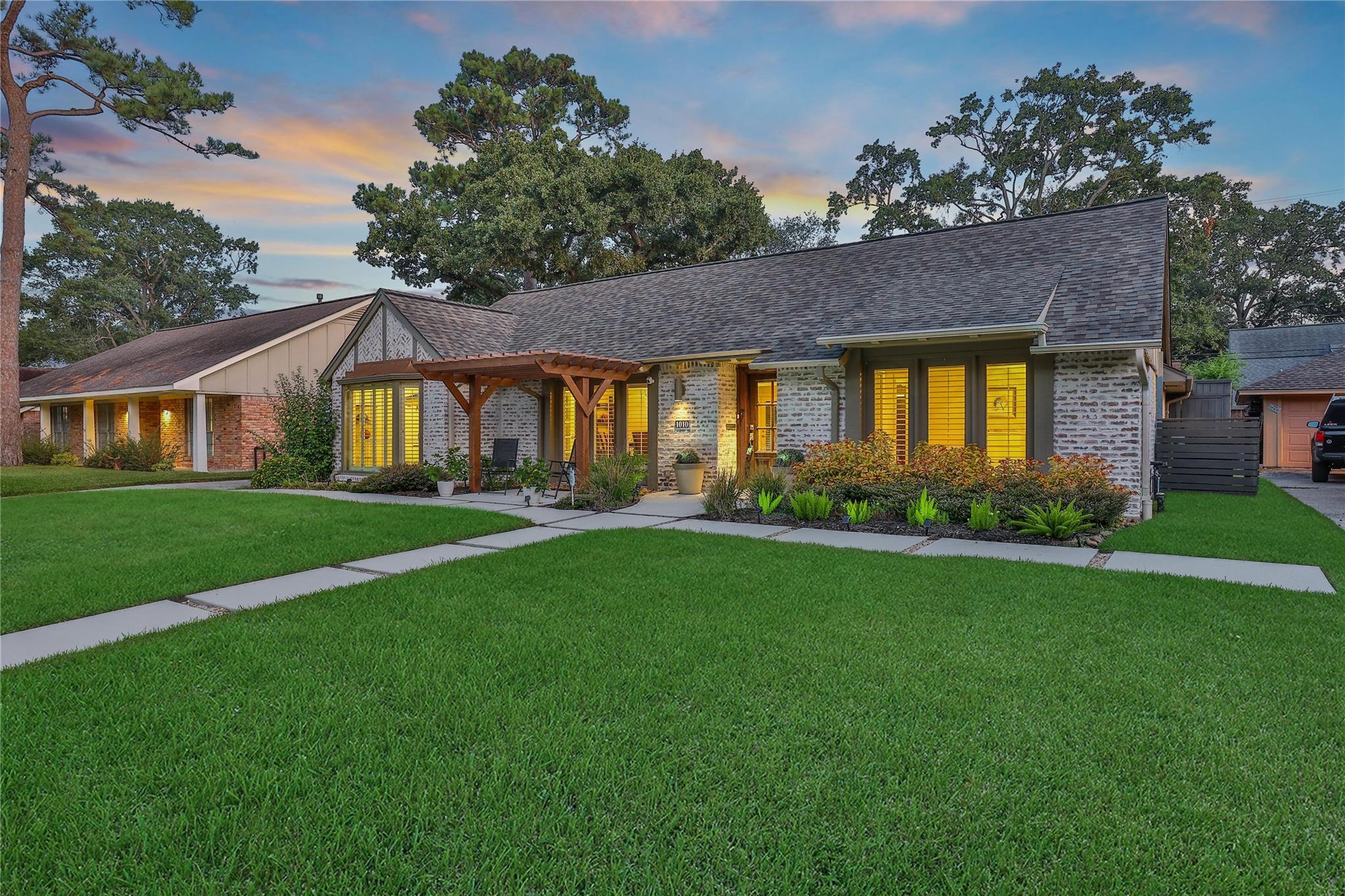1010 Chamboard Lane