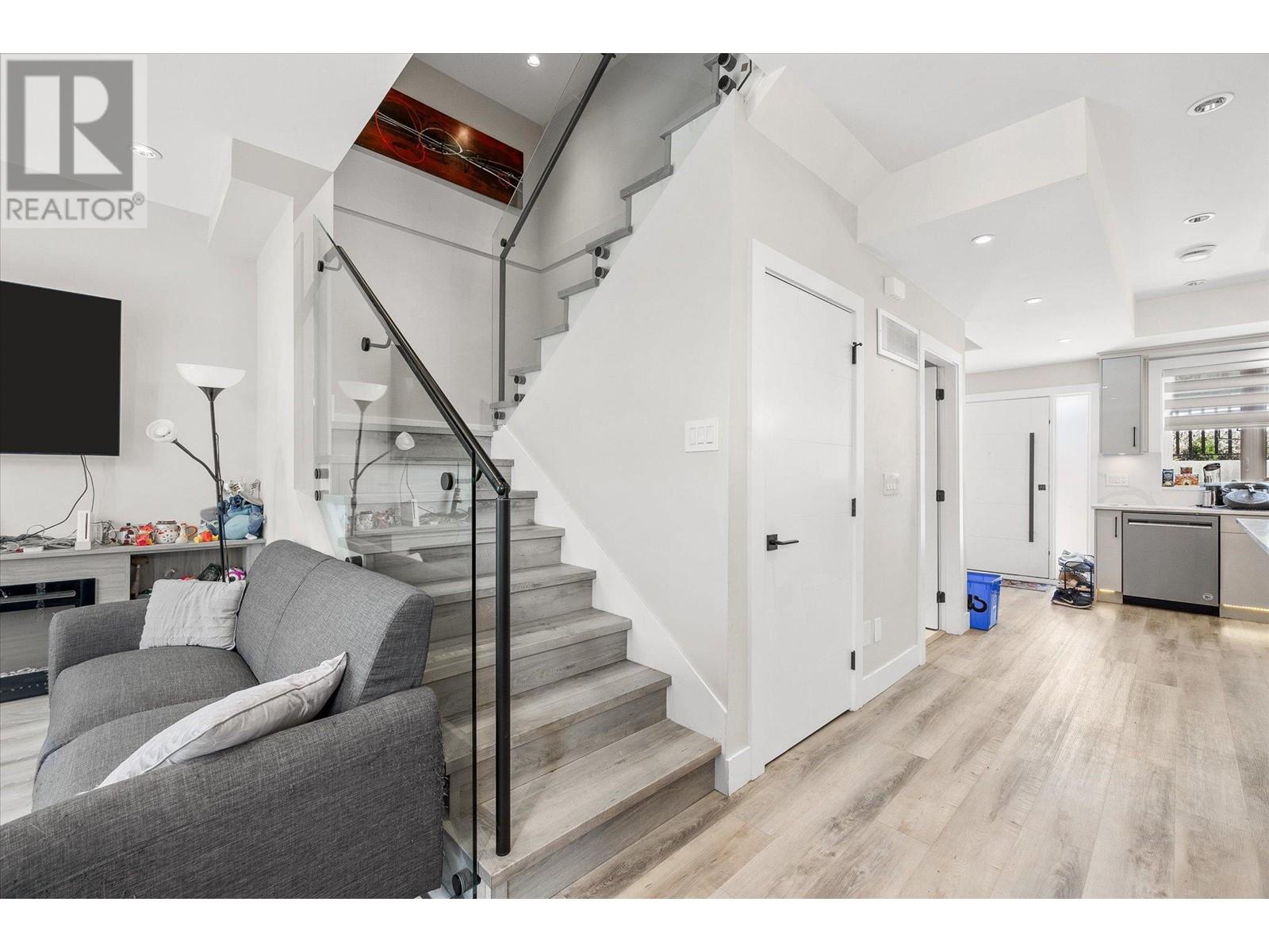 1520 Lakeview Street