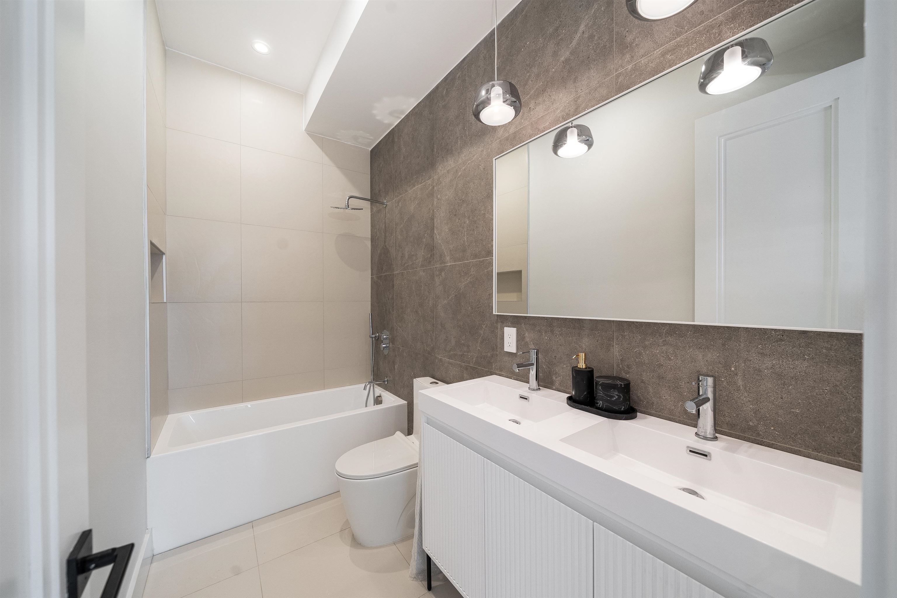 70 GARDNER AVE Unit: 2