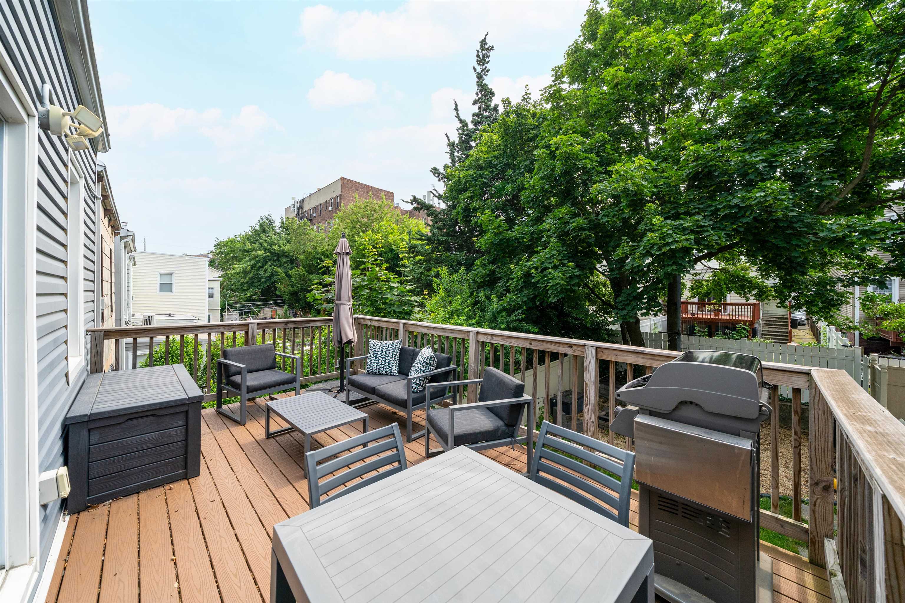 34 ROMAINE AVE Unit: 2