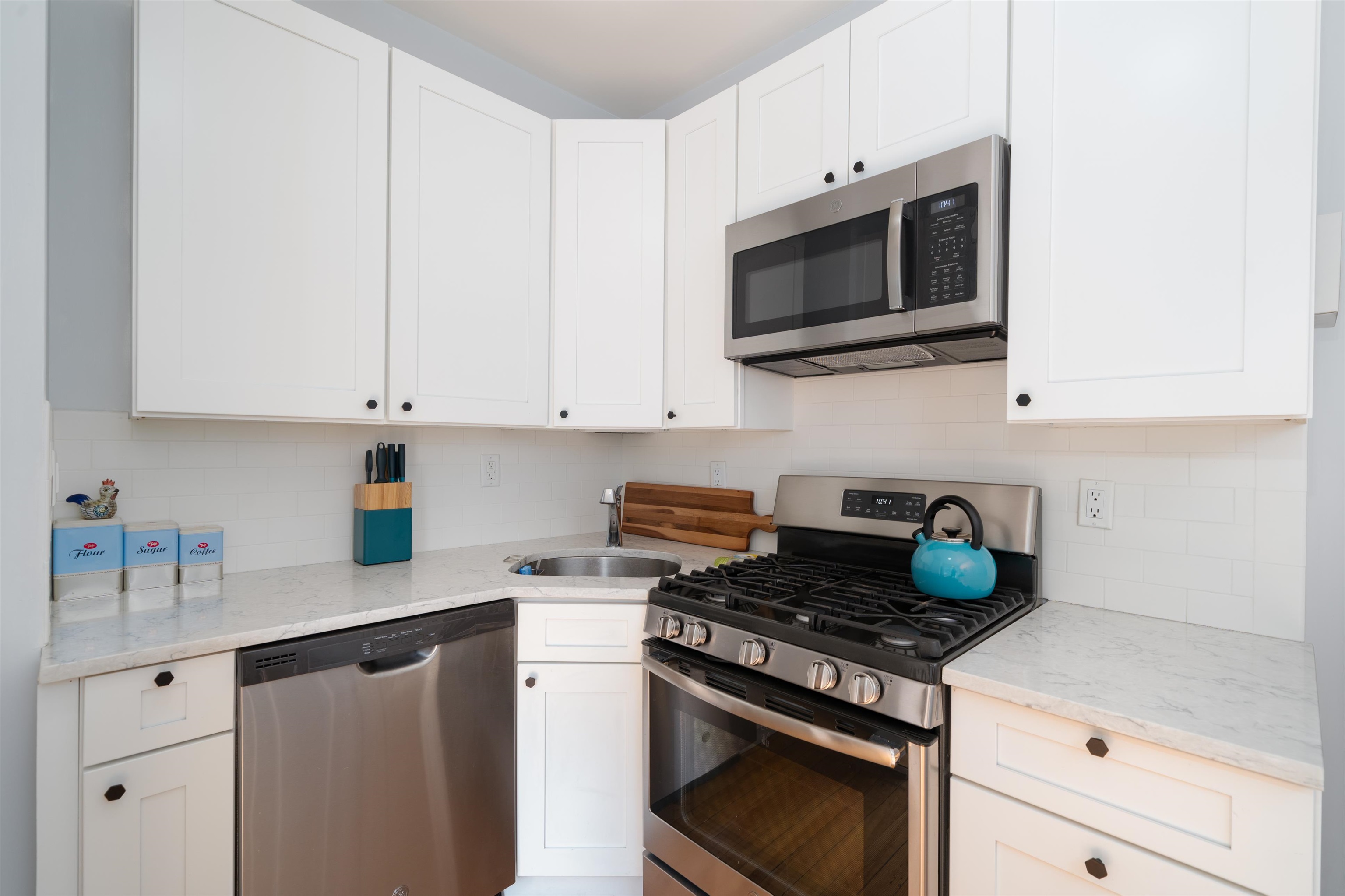 34 ROMAINE AVE Unit: 2