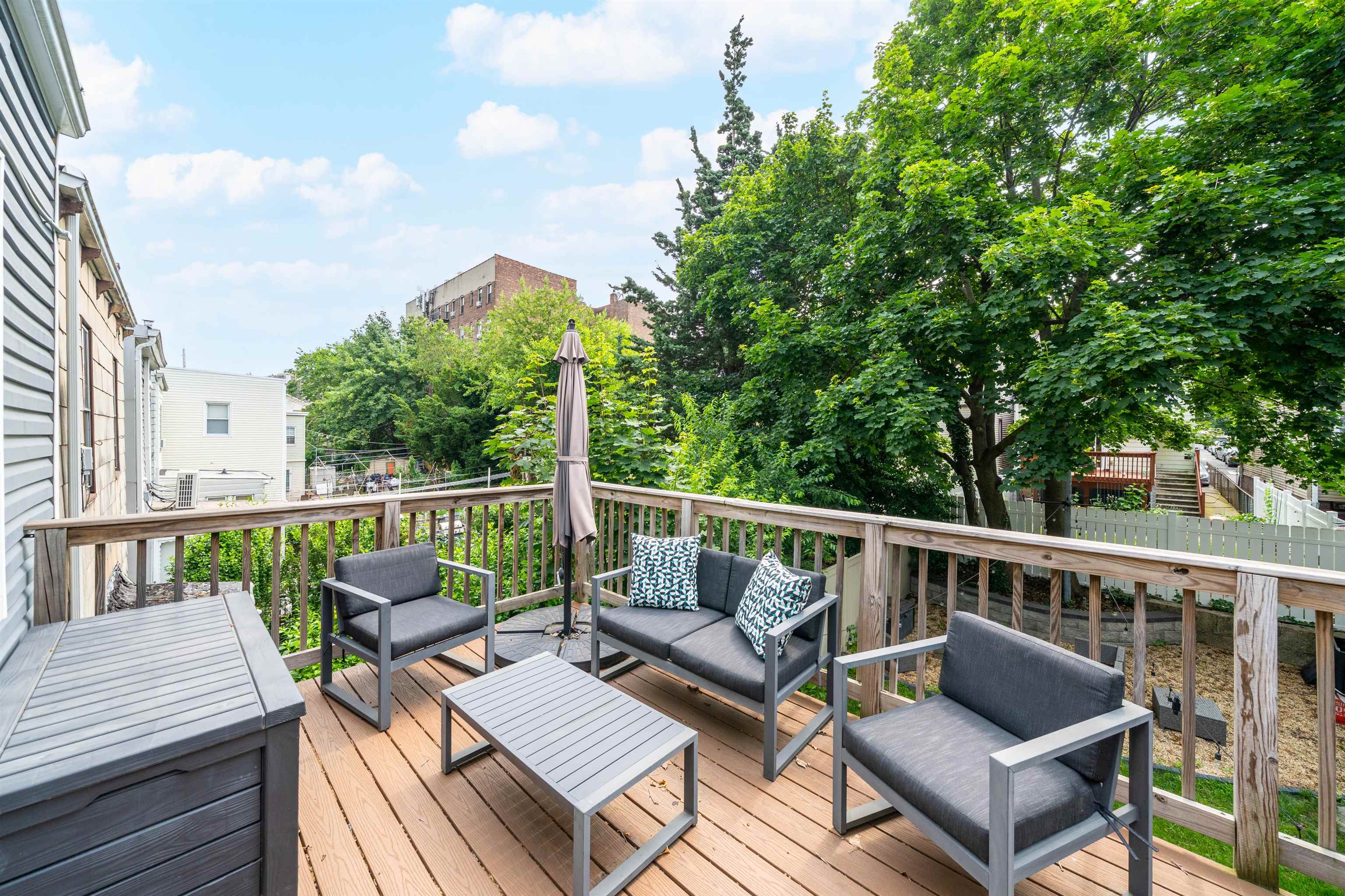 34 ROMAINE AVE Unit: 2