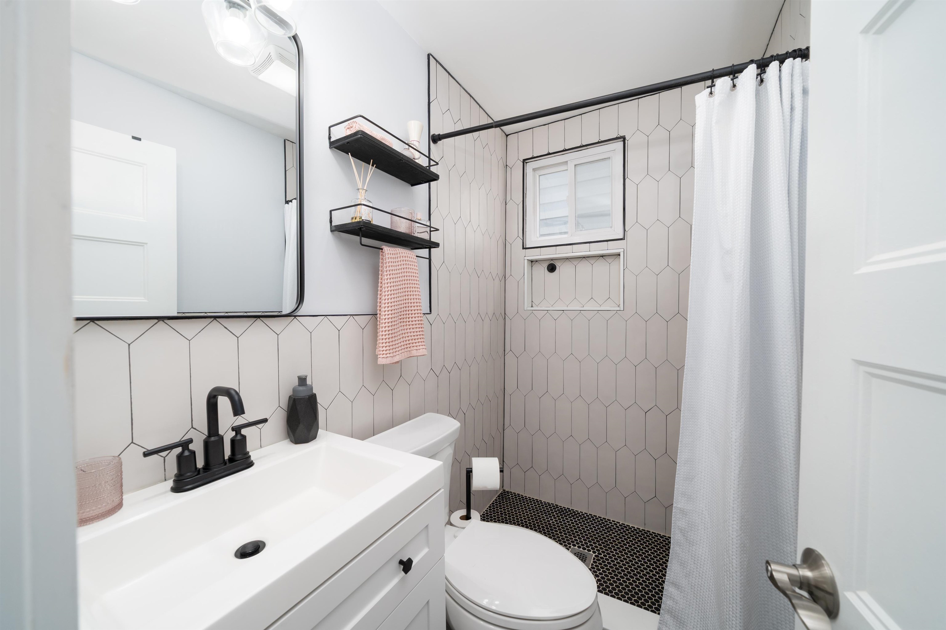 34 ROMAINE AVE Unit: 2