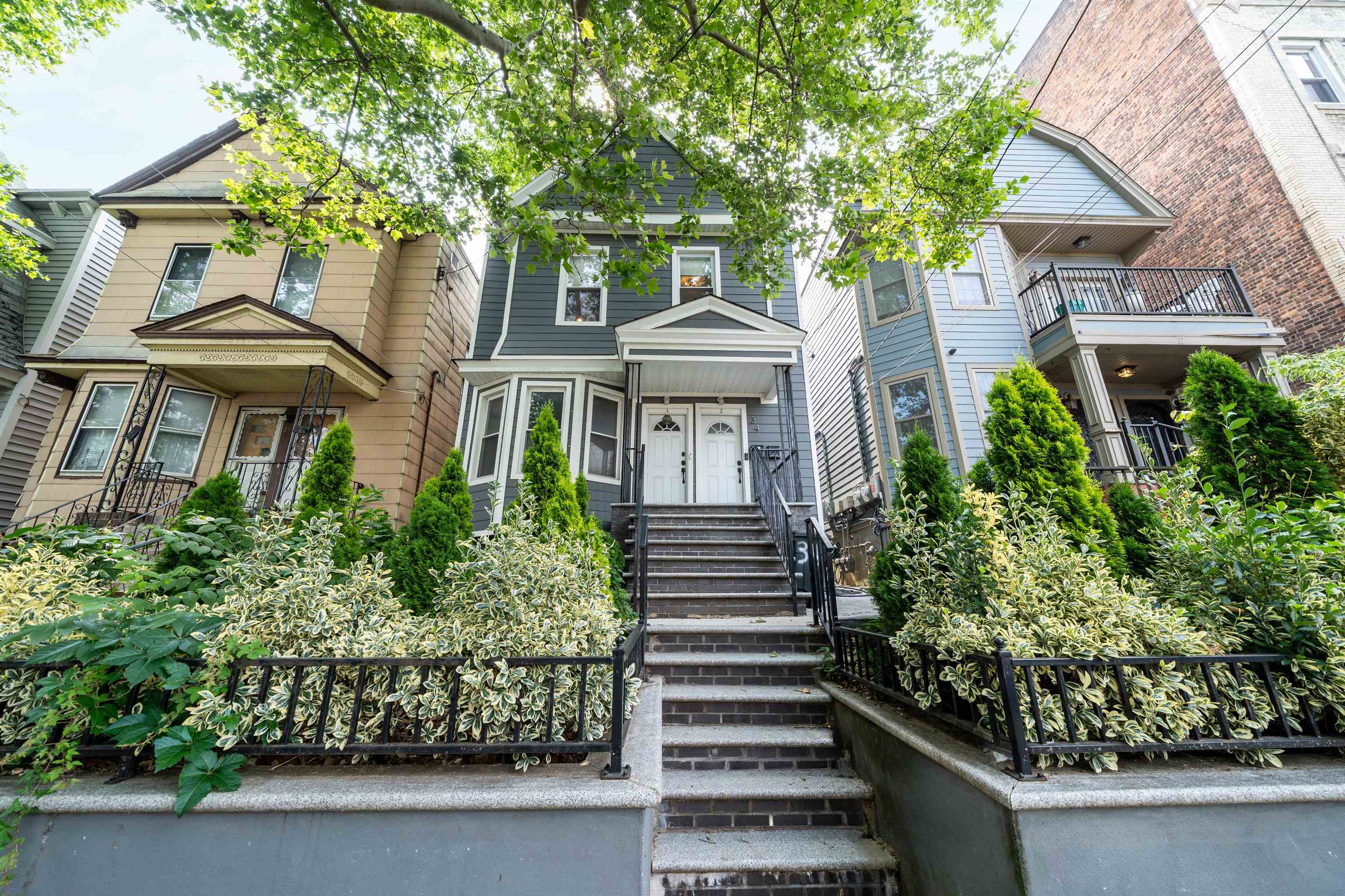 34 ROMAINE AVE Unit: 2