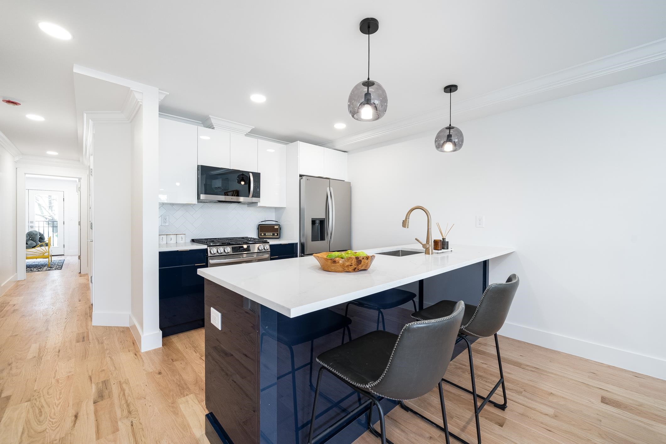 184 CENTRAL AVE Unit: 2