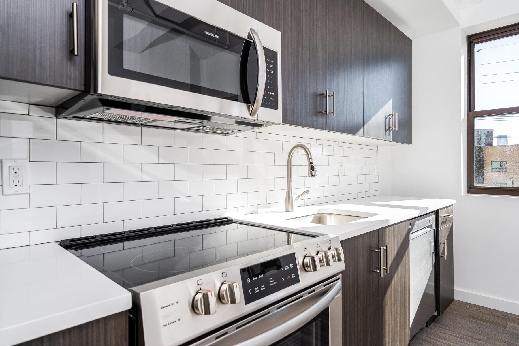 201 CORNELISON AVE Unit: 209