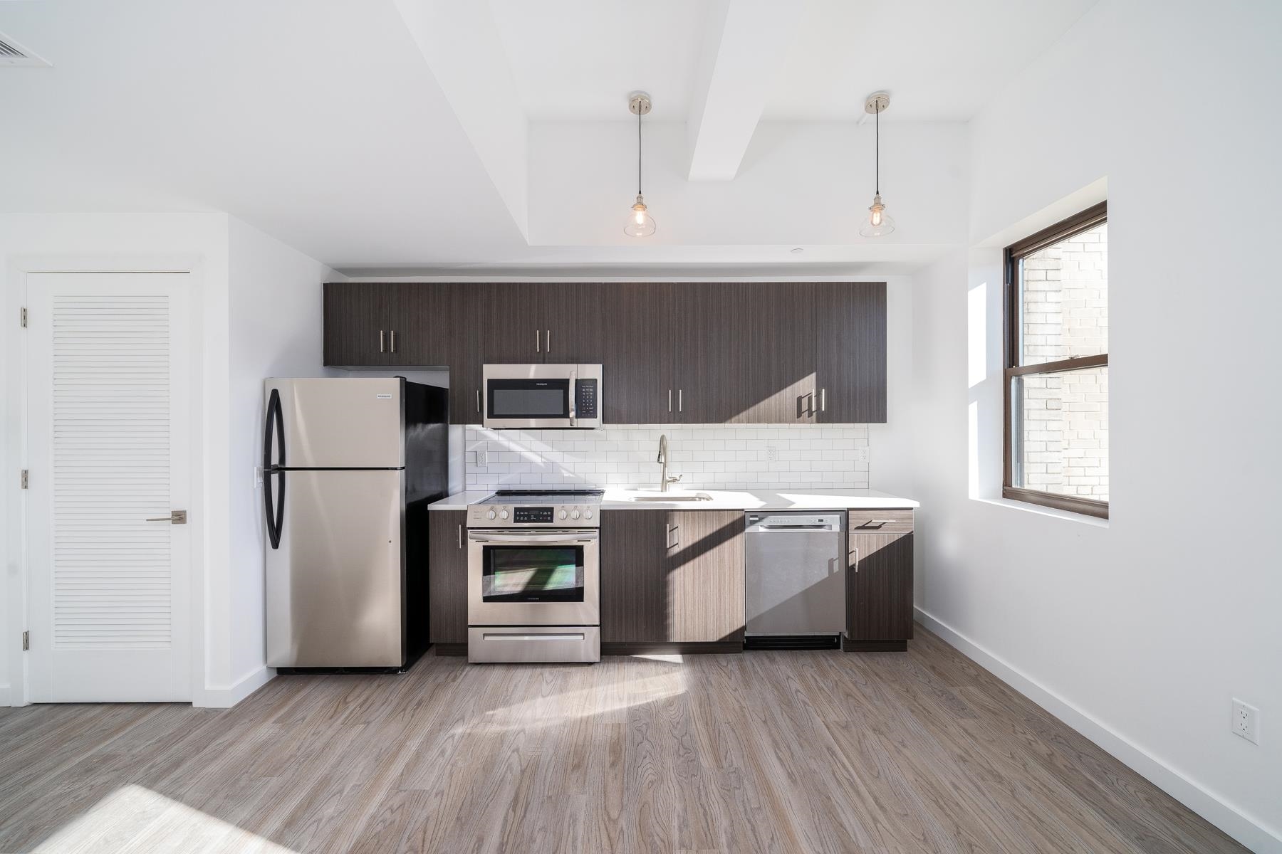 201 CORNELISON AVE Unit: 209