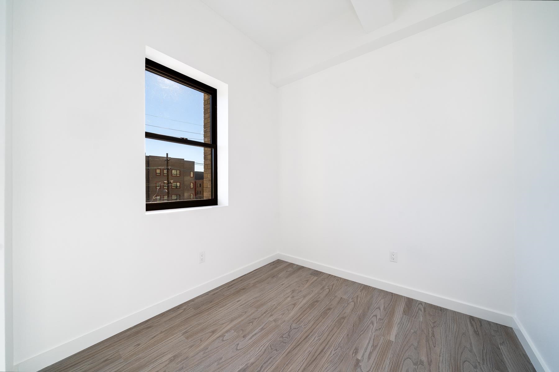 201 CORNELISON AVE Unit: 209