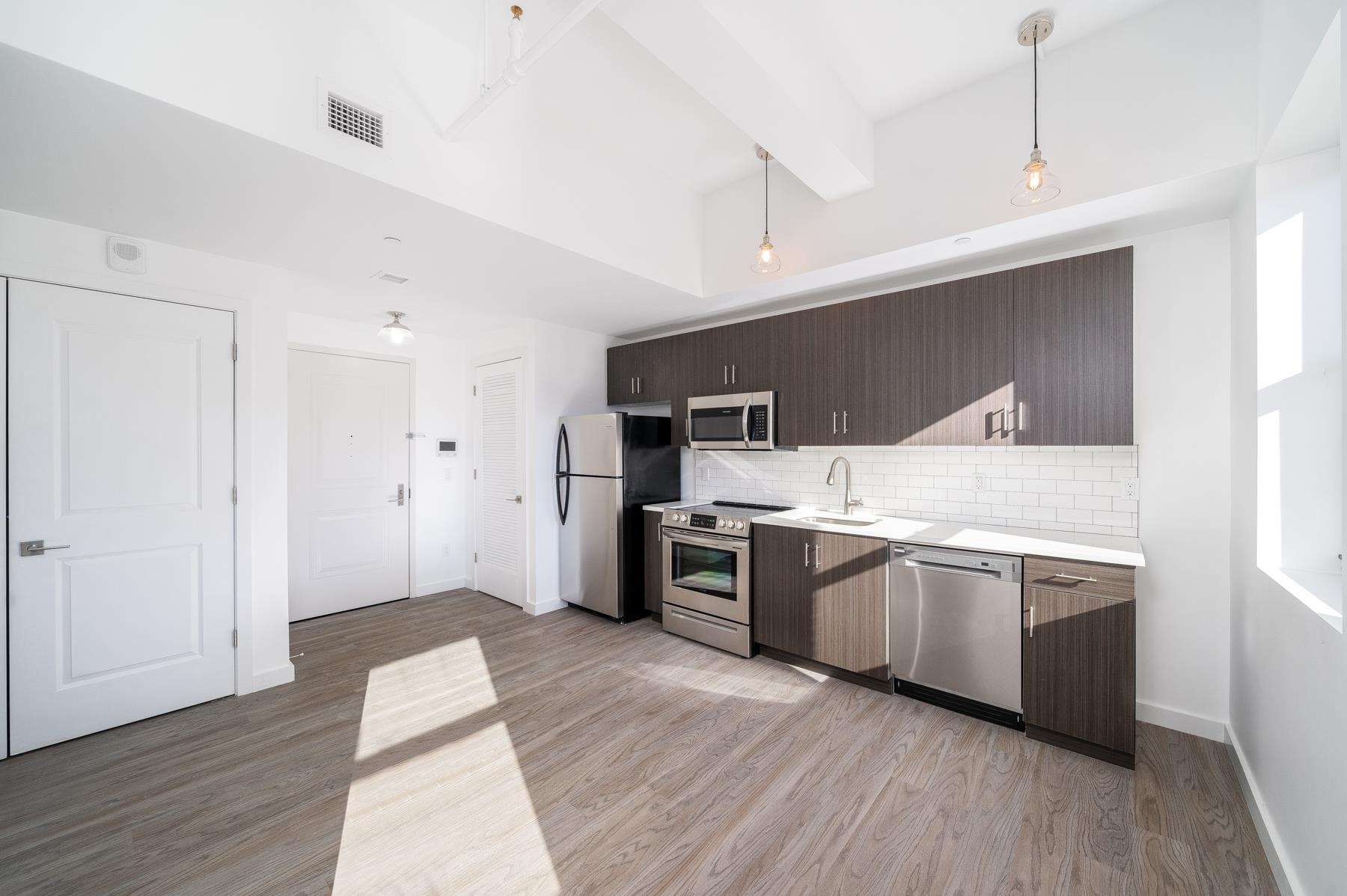 201 CORNELISON AVE Unit: 209