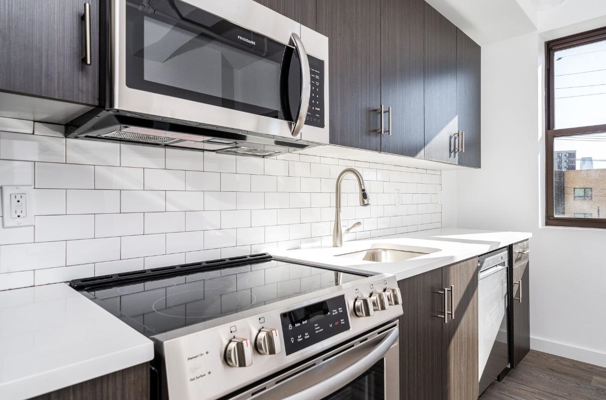 201 CORNELISON AVE Unit: 504