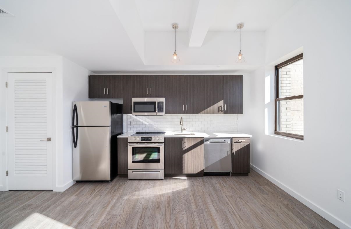 201 CORNELISON AVE Unit: 504
