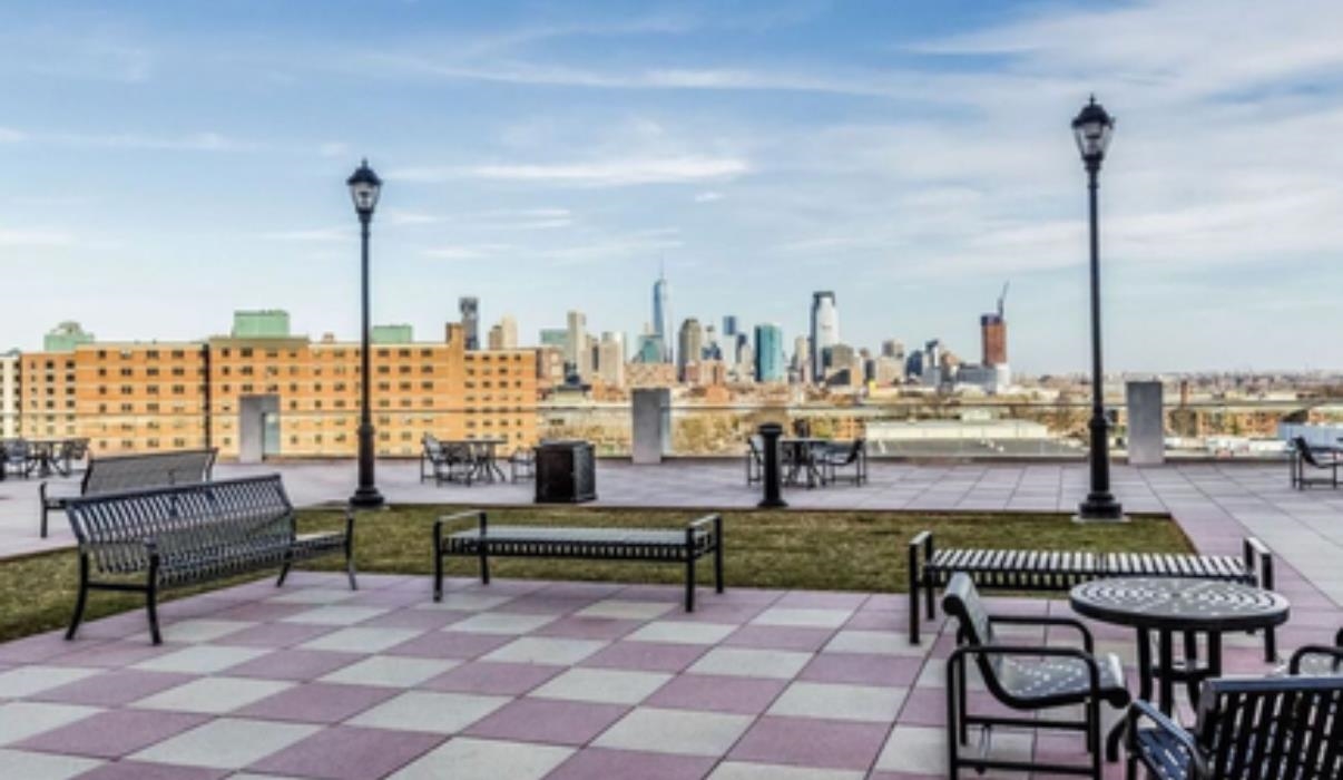 201 CORNELISON AVE Unit: 504