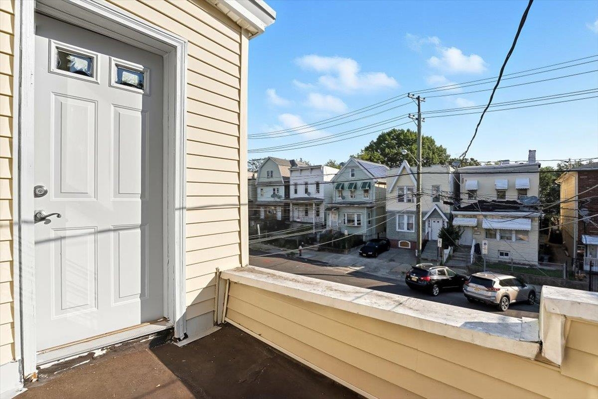 73 WINFIELD AVE Unit: 2