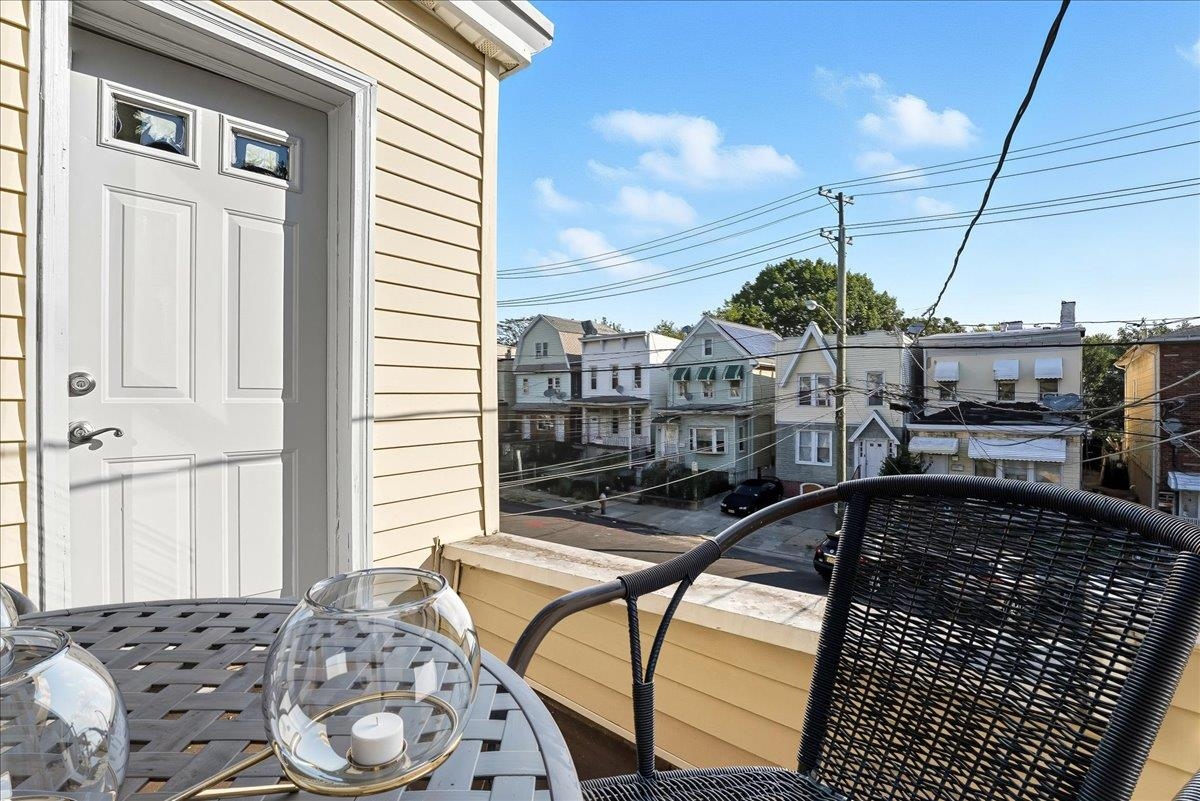 73 WINFIELD AVE Unit: 2