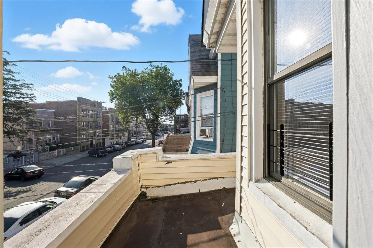 73 WINFIELD AVE Unit: 2