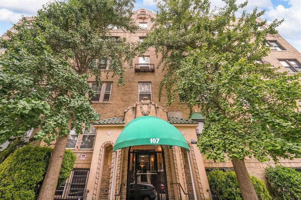 107 KENSINGTON AVE Unit: 504B