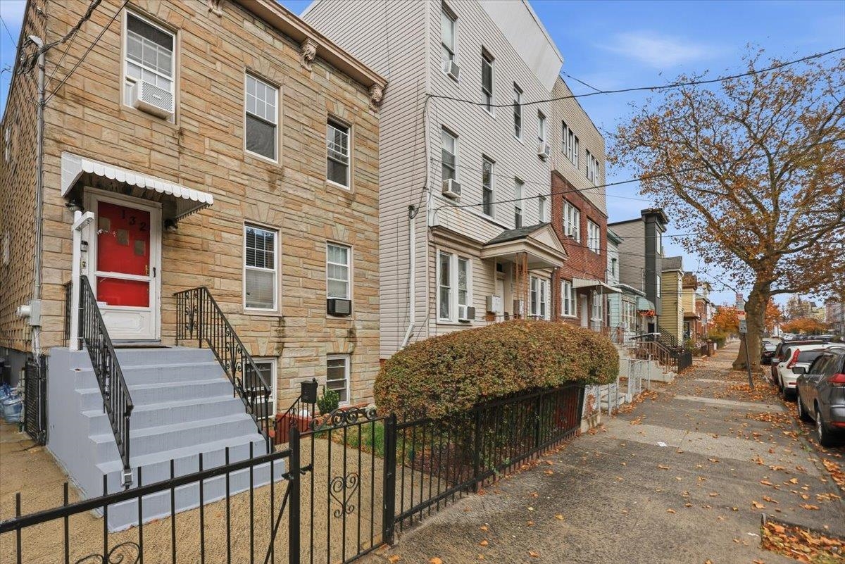 132 THORNE ST Unit: 2