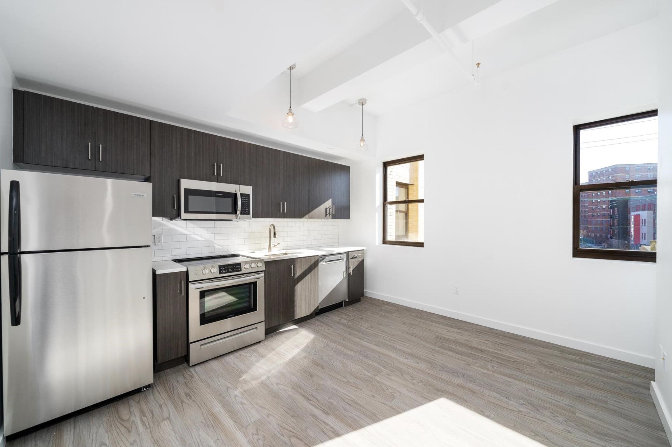 201 CORNELISON AVE Unit: 303