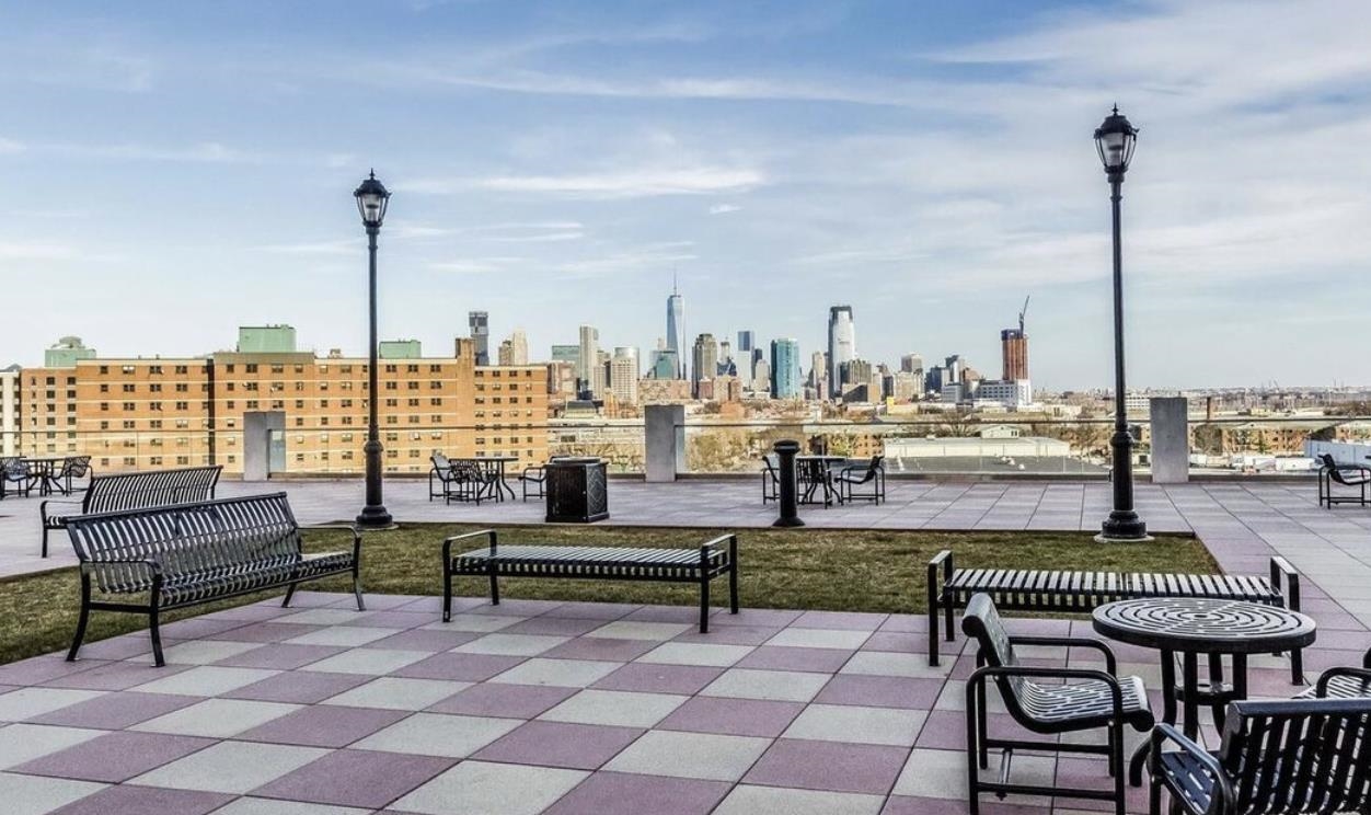 201 CORNELISON AVE Unit: 303