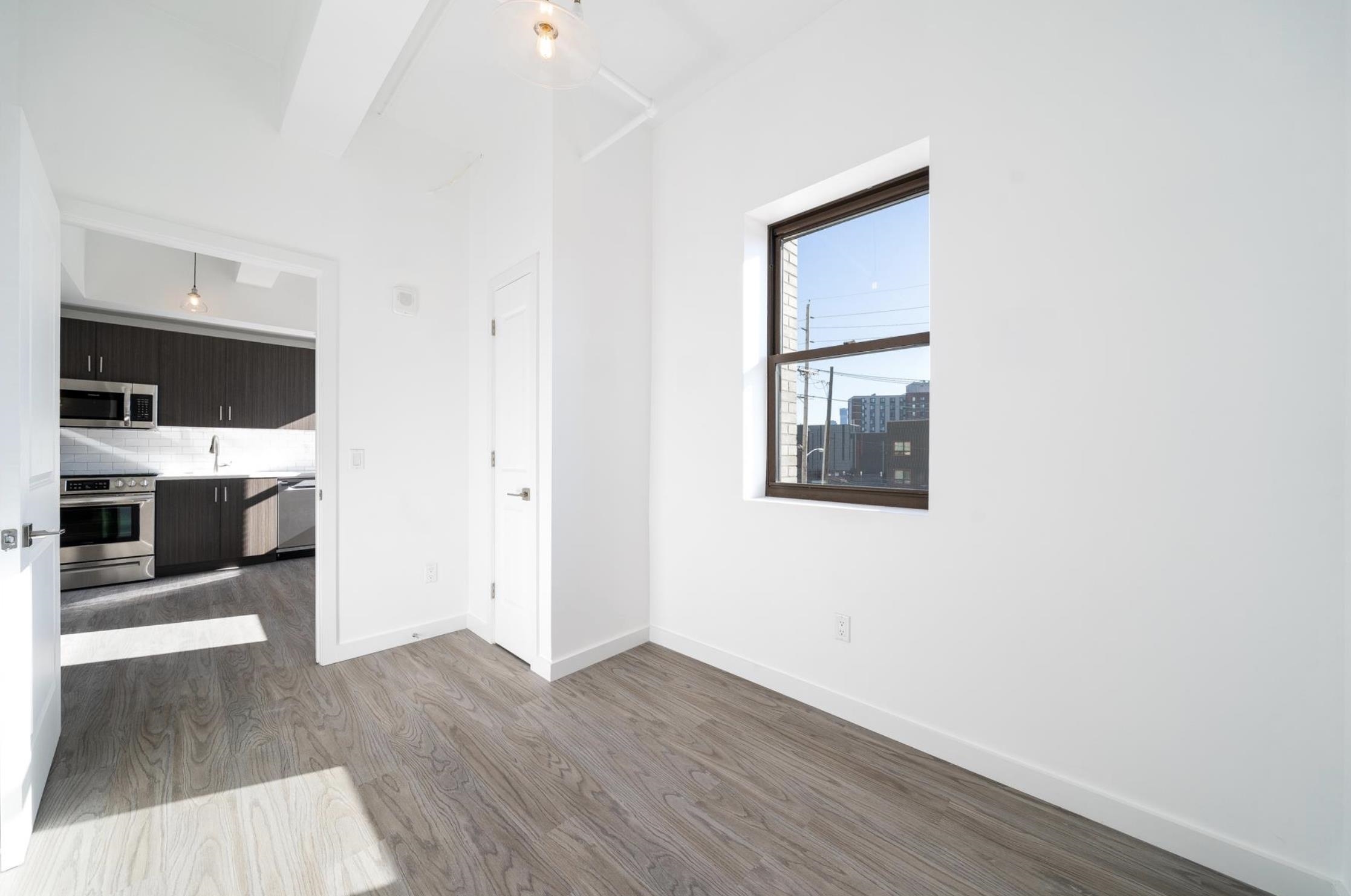 201 CORNELISON AVE Unit: 105