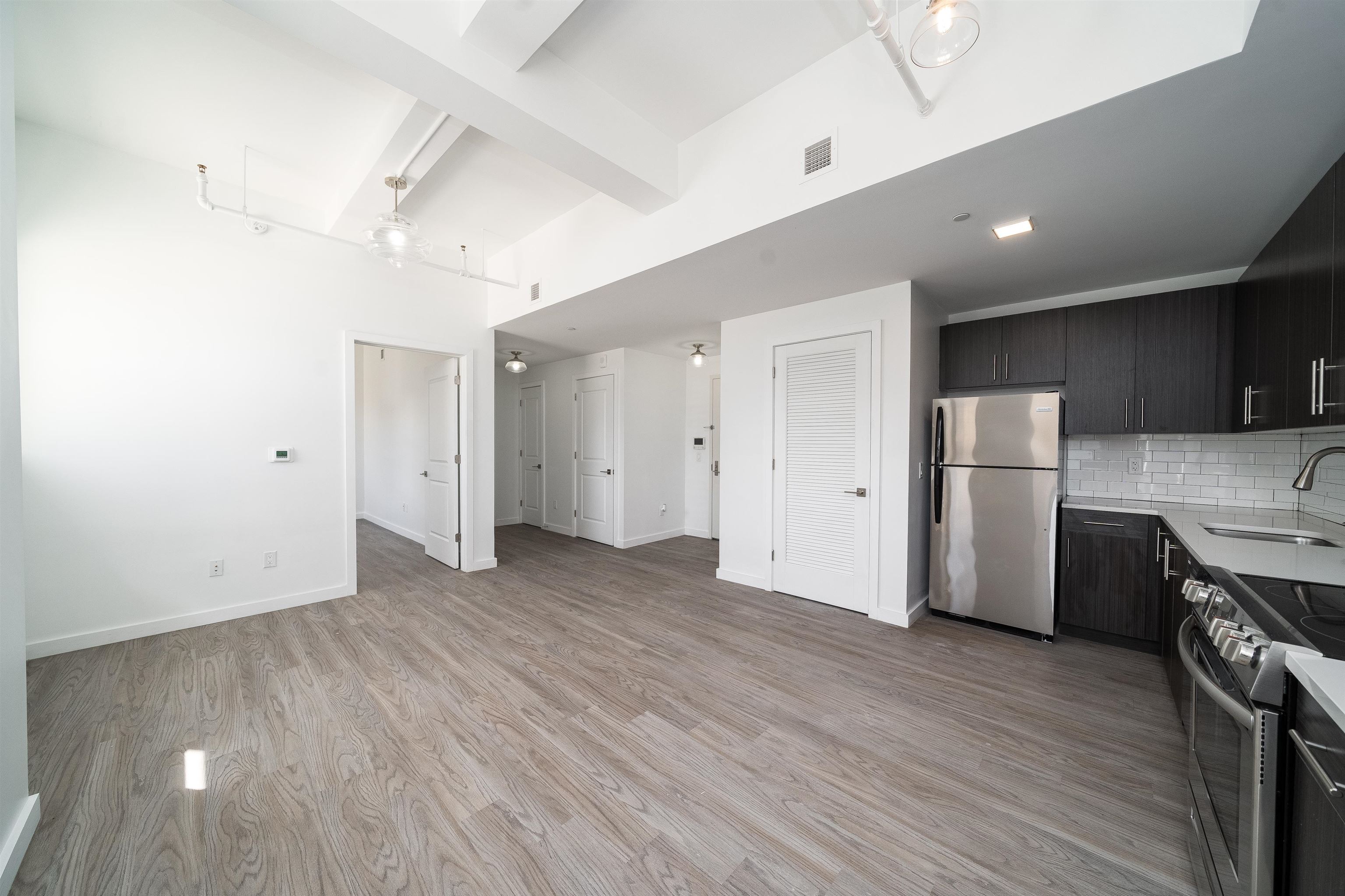 201 CORNELISON AVE Unit: 105