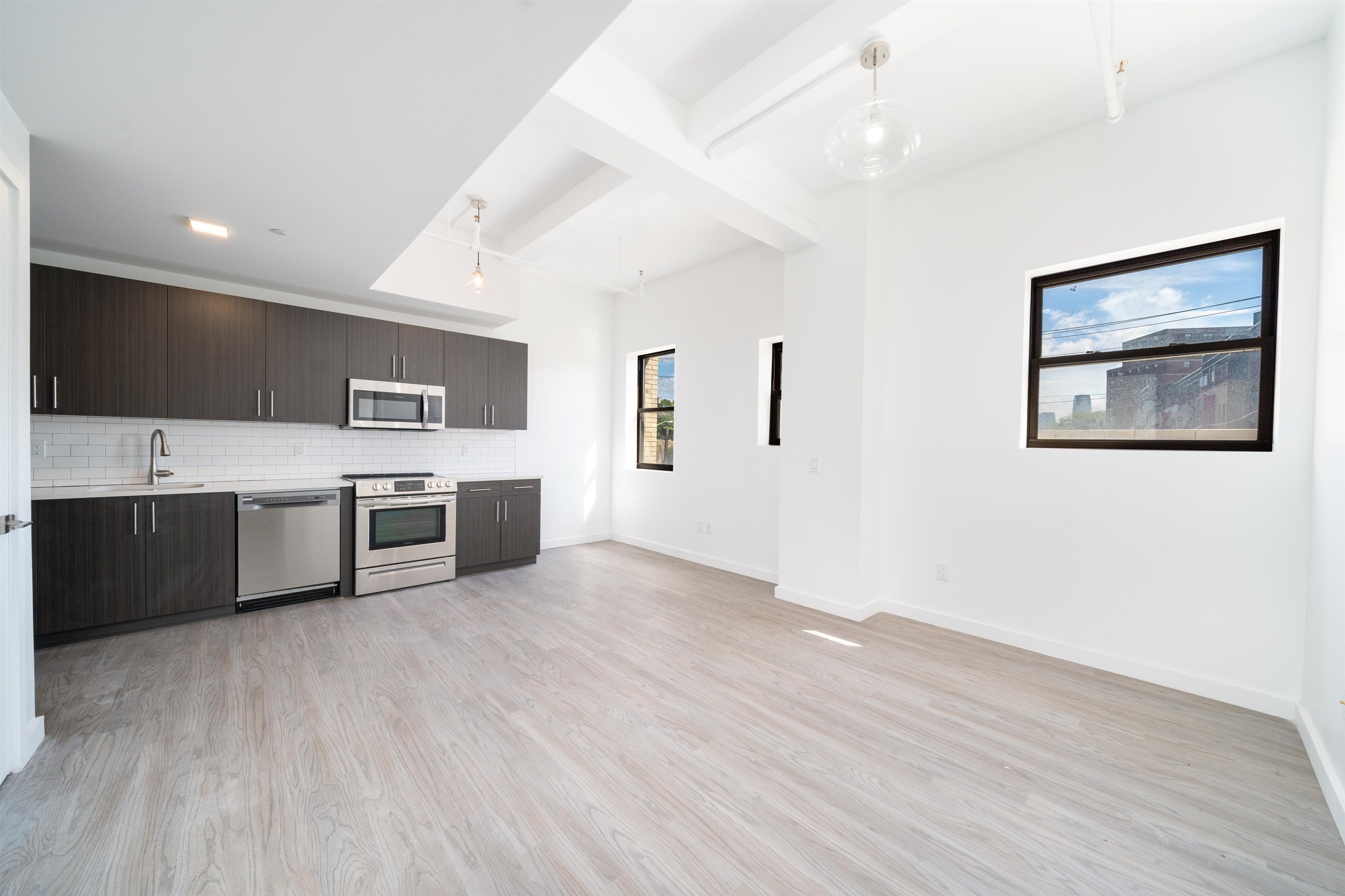 201 CORNELISON AVE Unit: 105