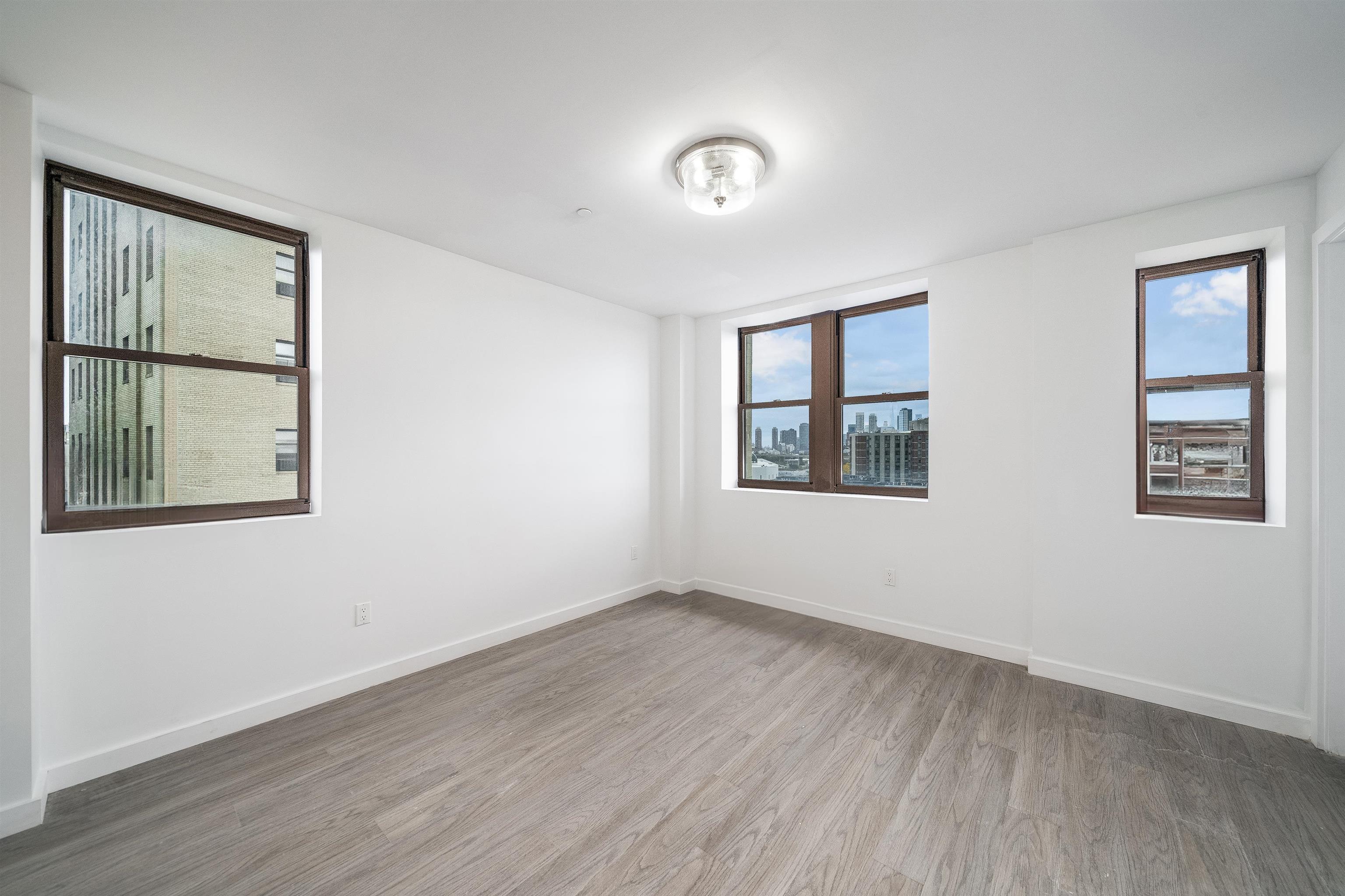 201 CORNELISON AVE Unit: 506