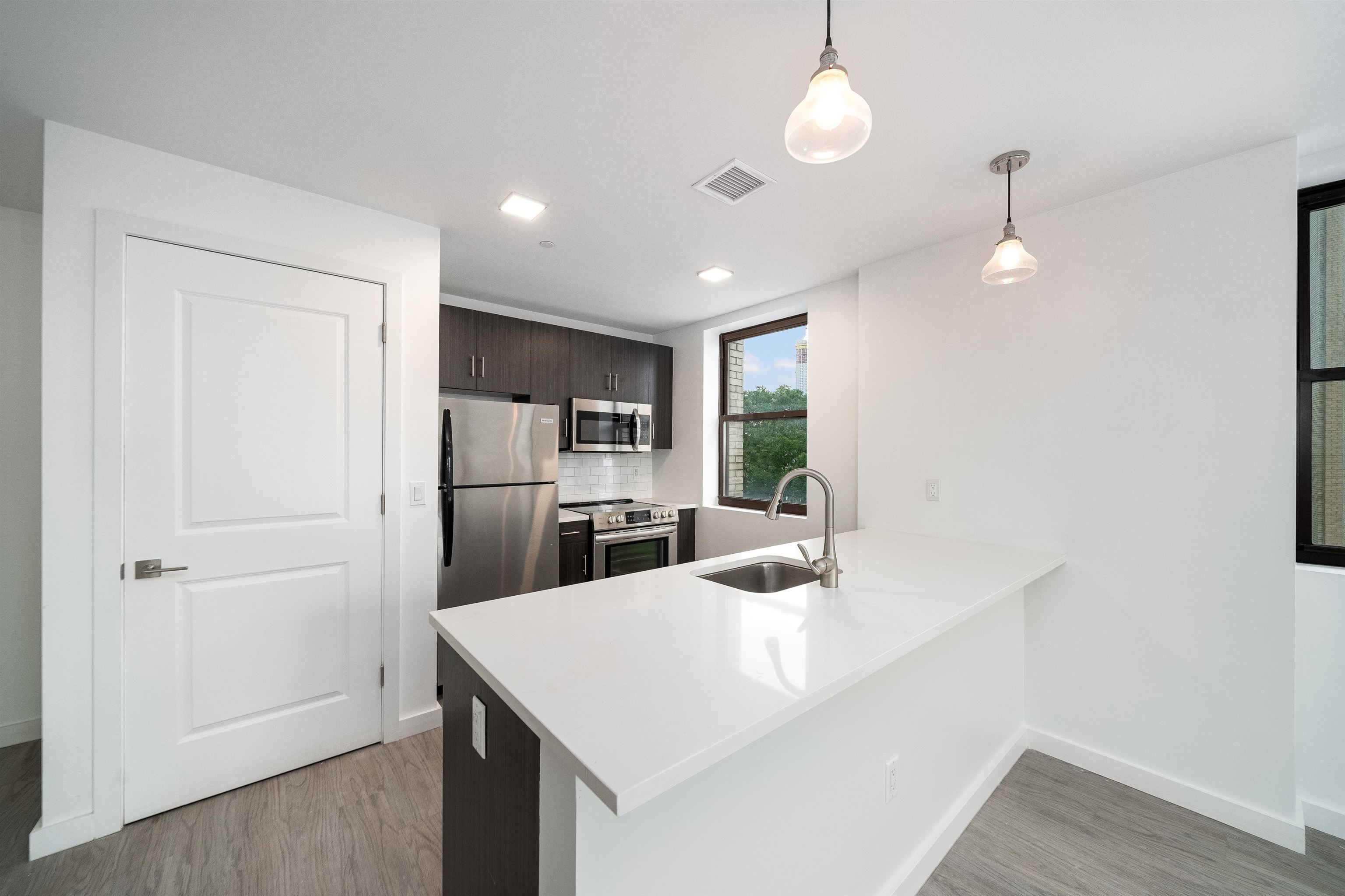 201 CORNELISON AVE Unit: 506