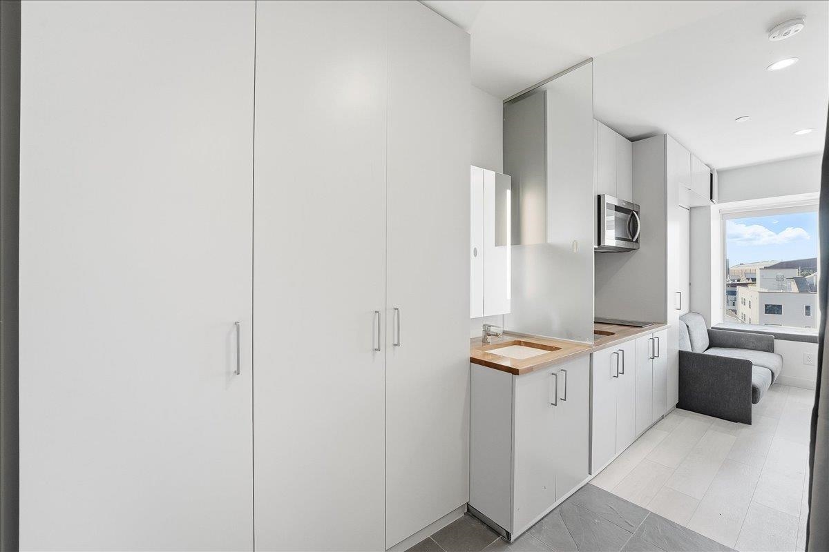 190 ACADEMY ST Unit: 608