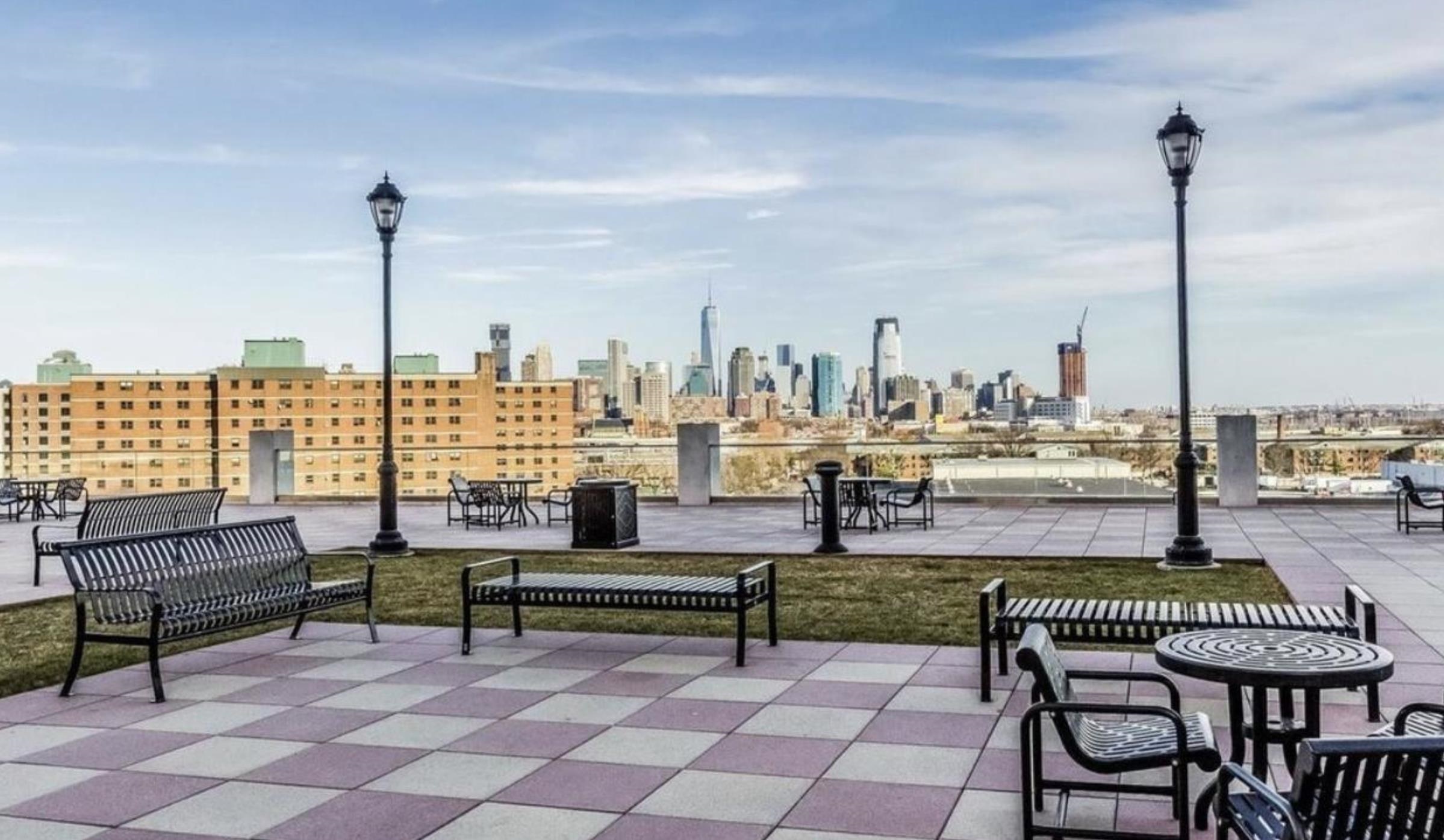 201 CORNELISON AVE Unit: 606