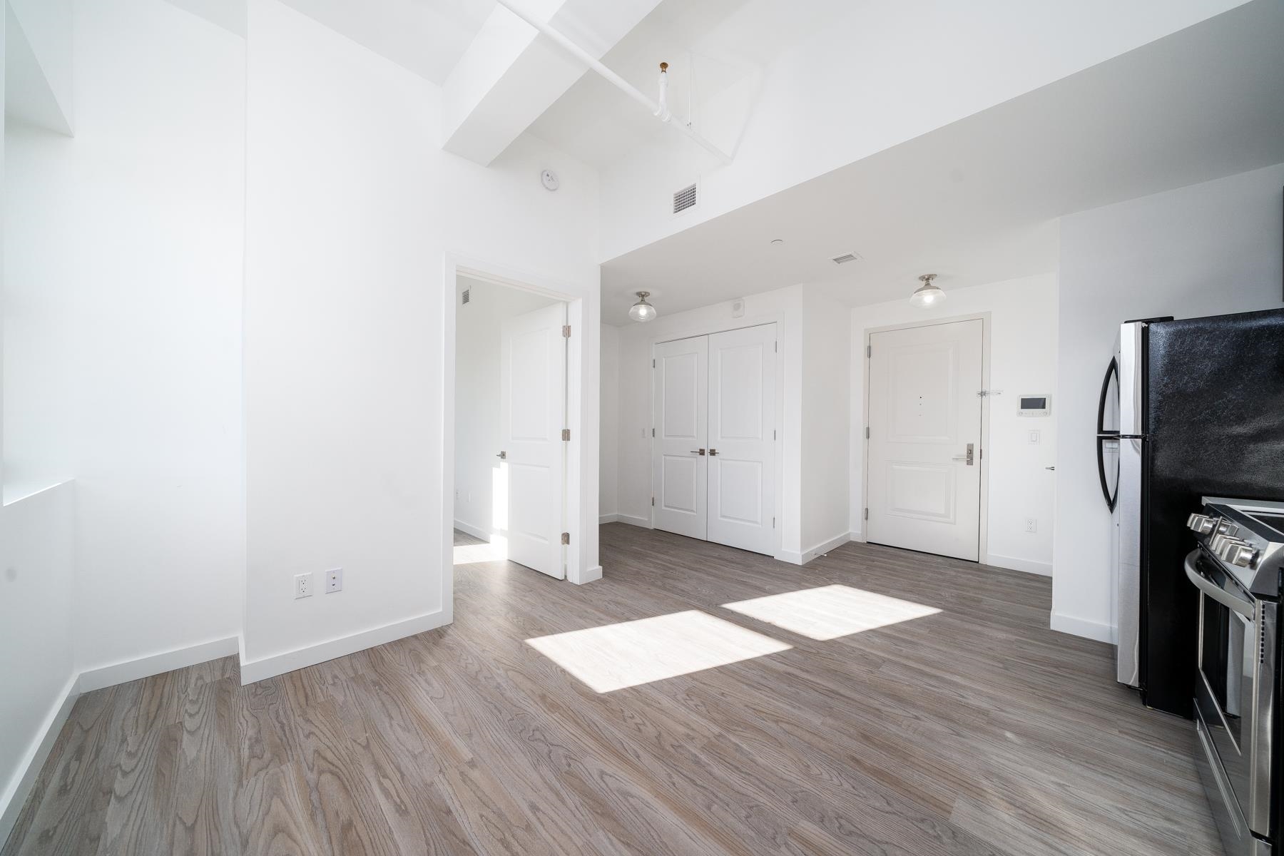 201 CORNELISON AVE Unit: 606