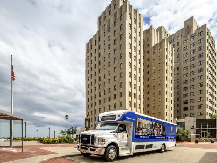 201 CORNELISON AVE Unit: 606