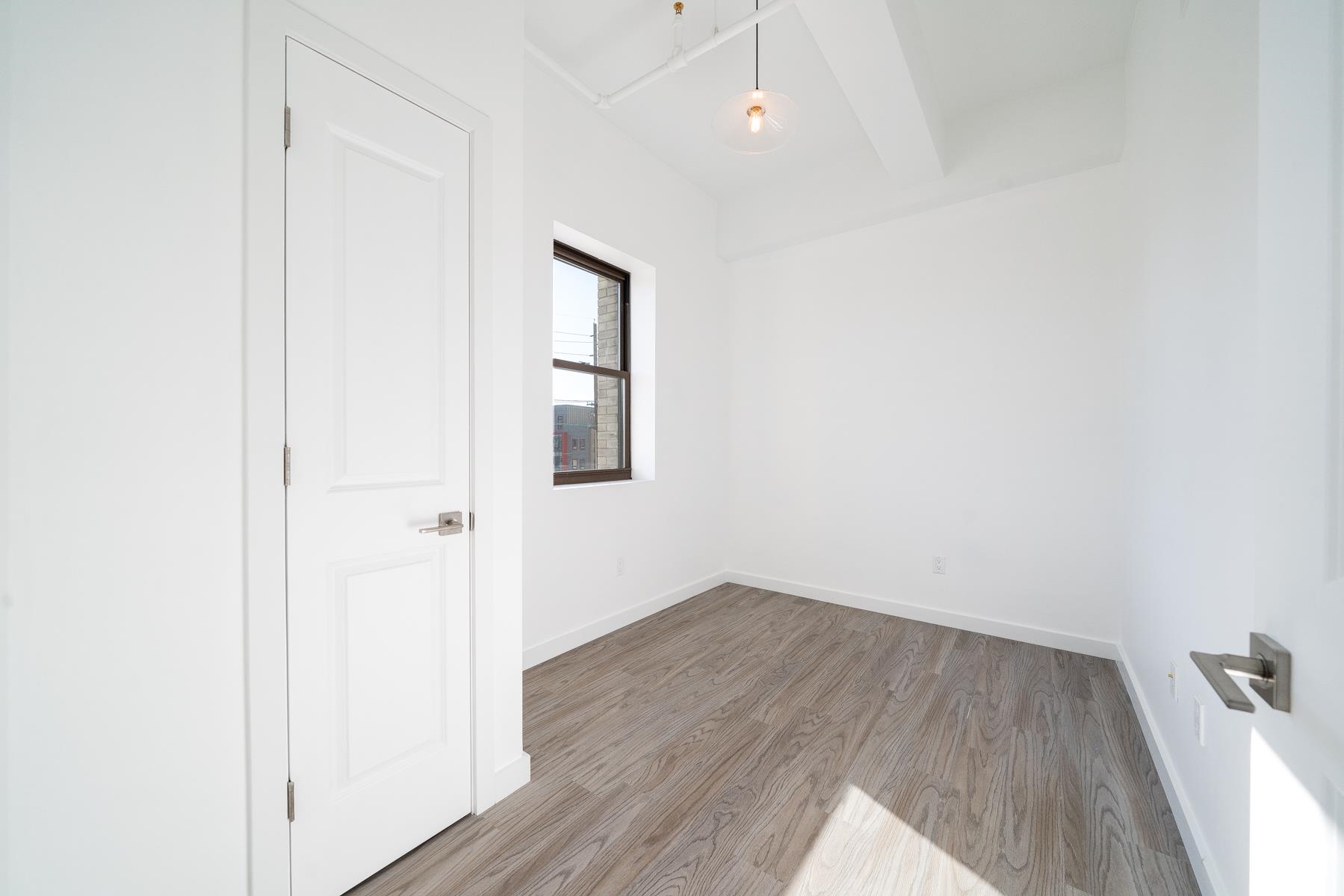 201 CORNELISON AVE Unit: 606