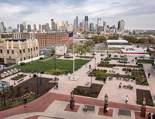 201 CORNELISON AVE Unit: 606