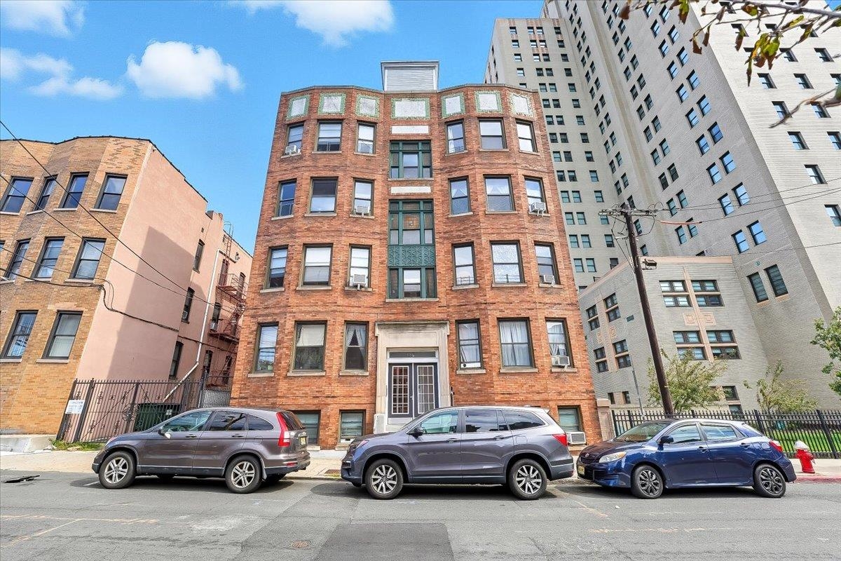 134 CLIFTON PL Unit: 5