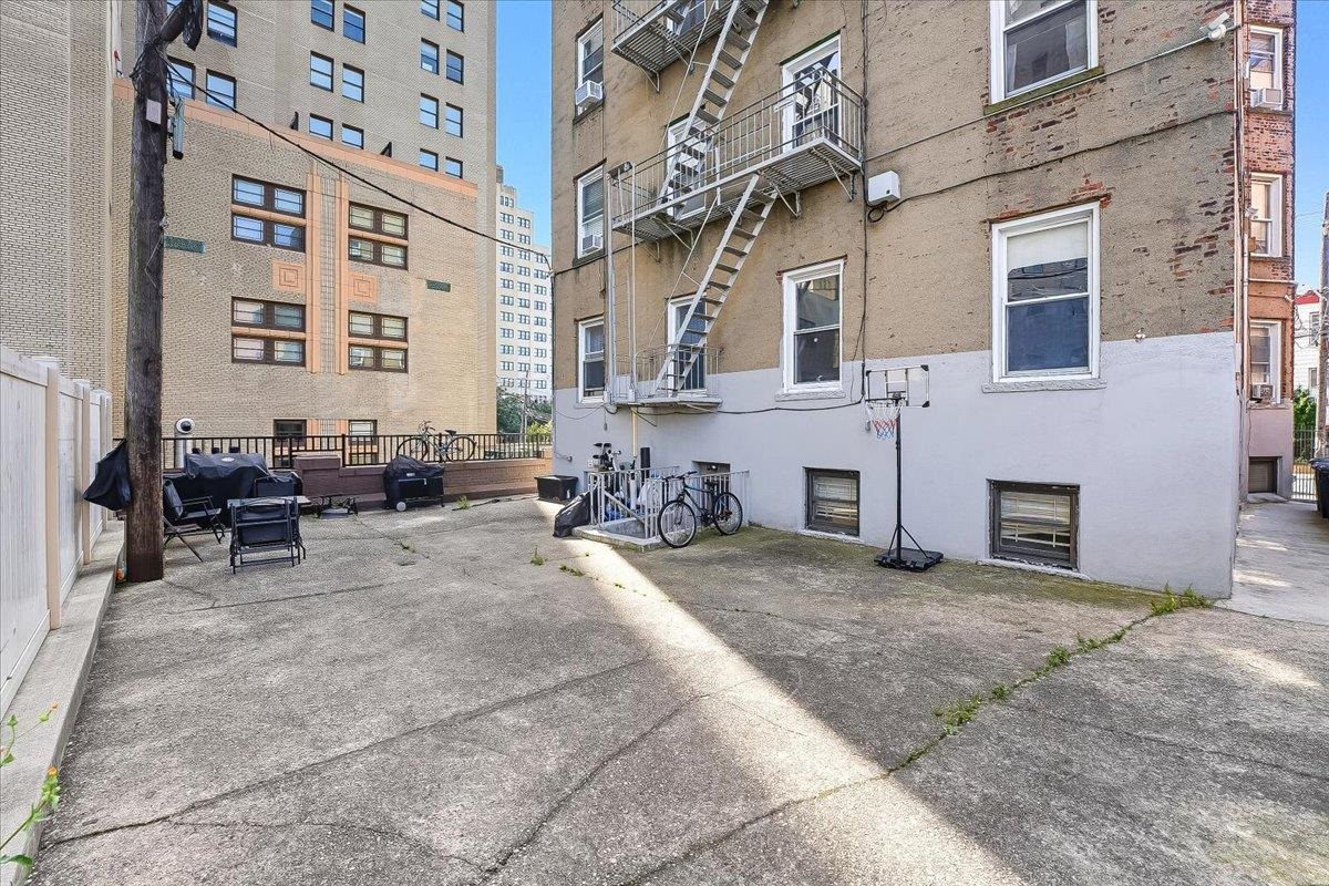 134 CLIFTON PL Unit: 5