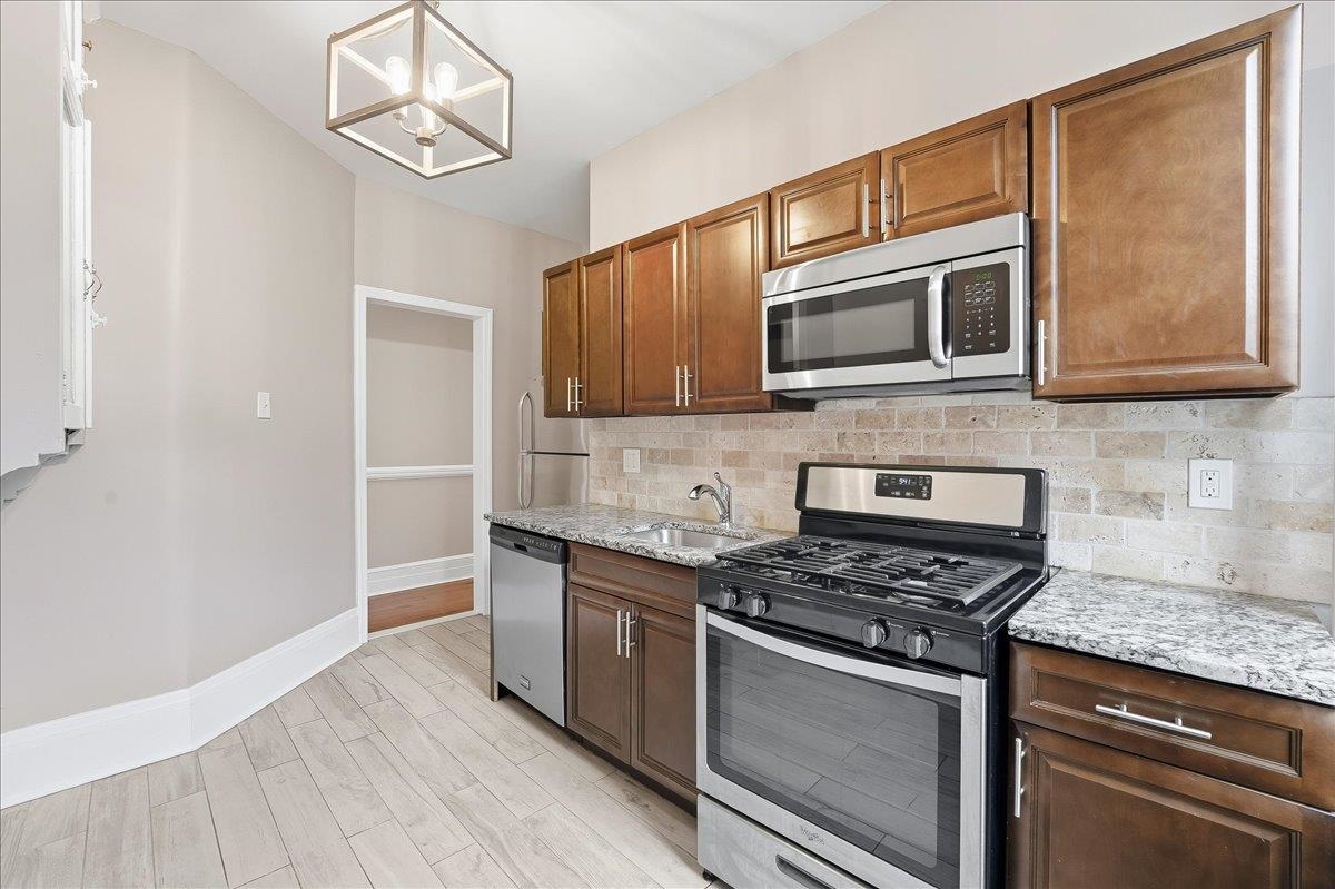 134 CLIFTON PL Unit: 5