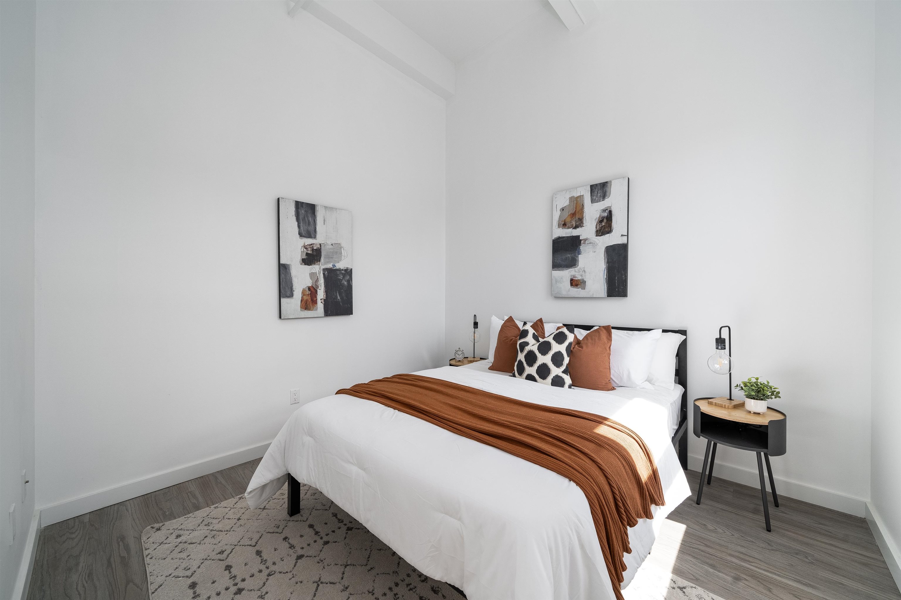 201 CORNELISON AVE Unit: 401