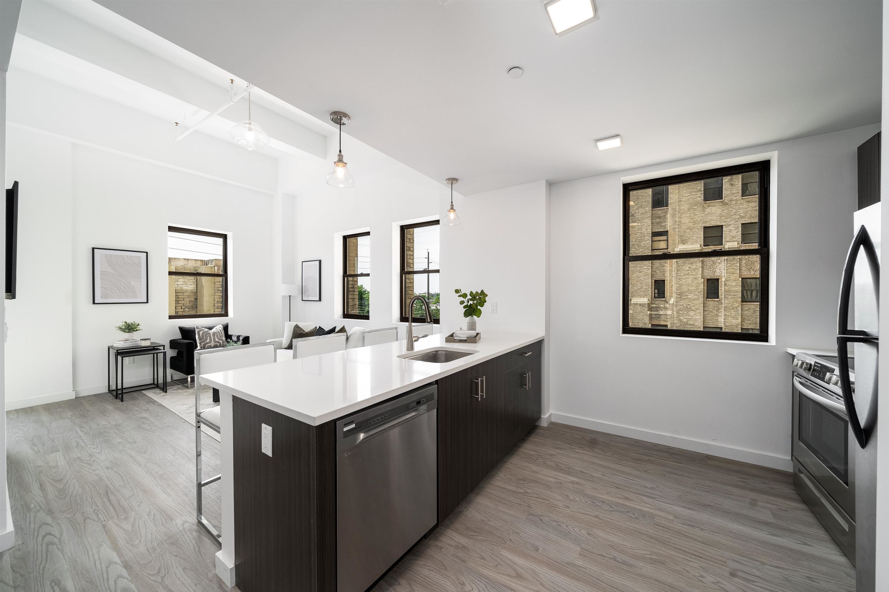 201 CORNELISON AVE Unit: 401