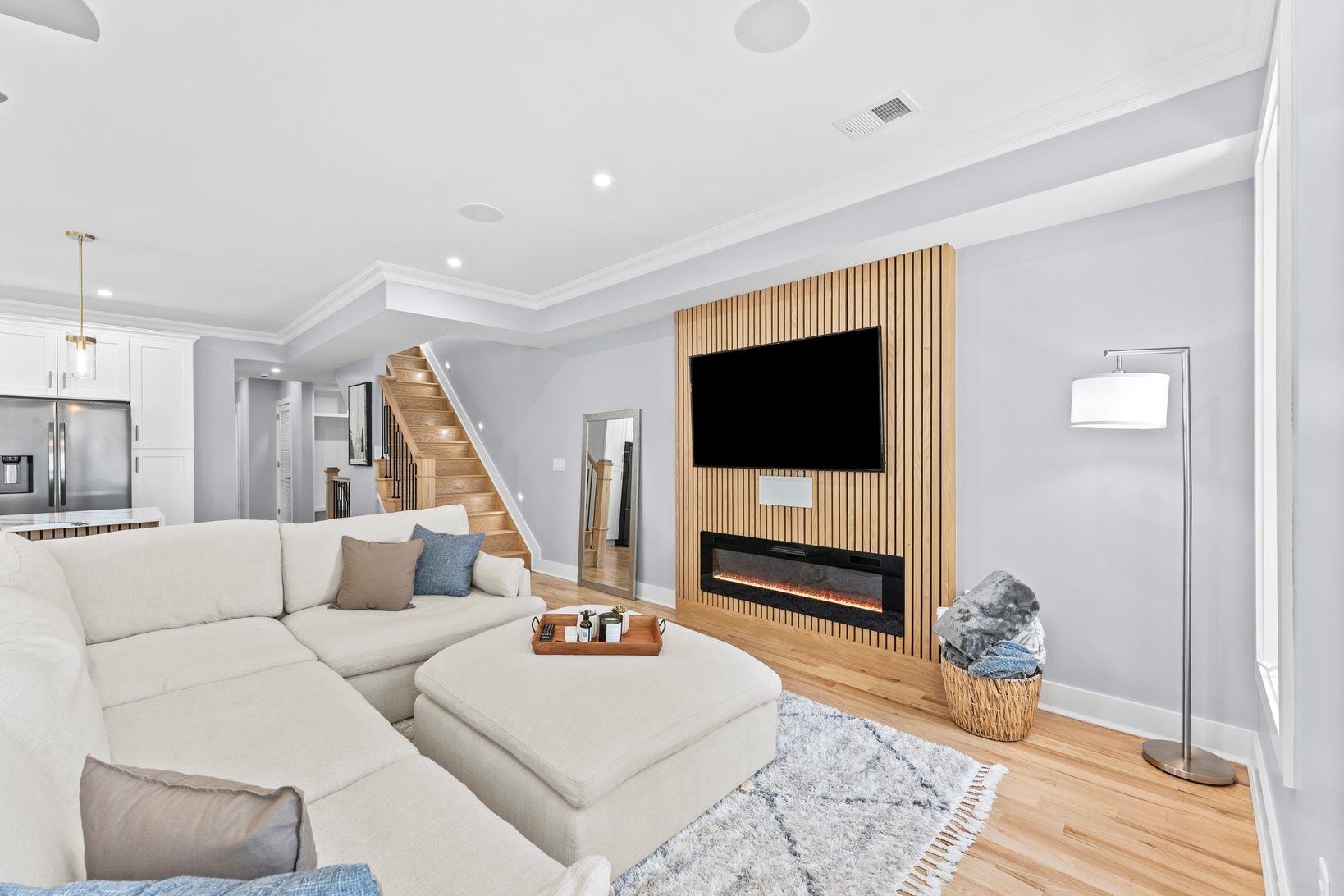 335 VIRGINIA AVE Unit: 2